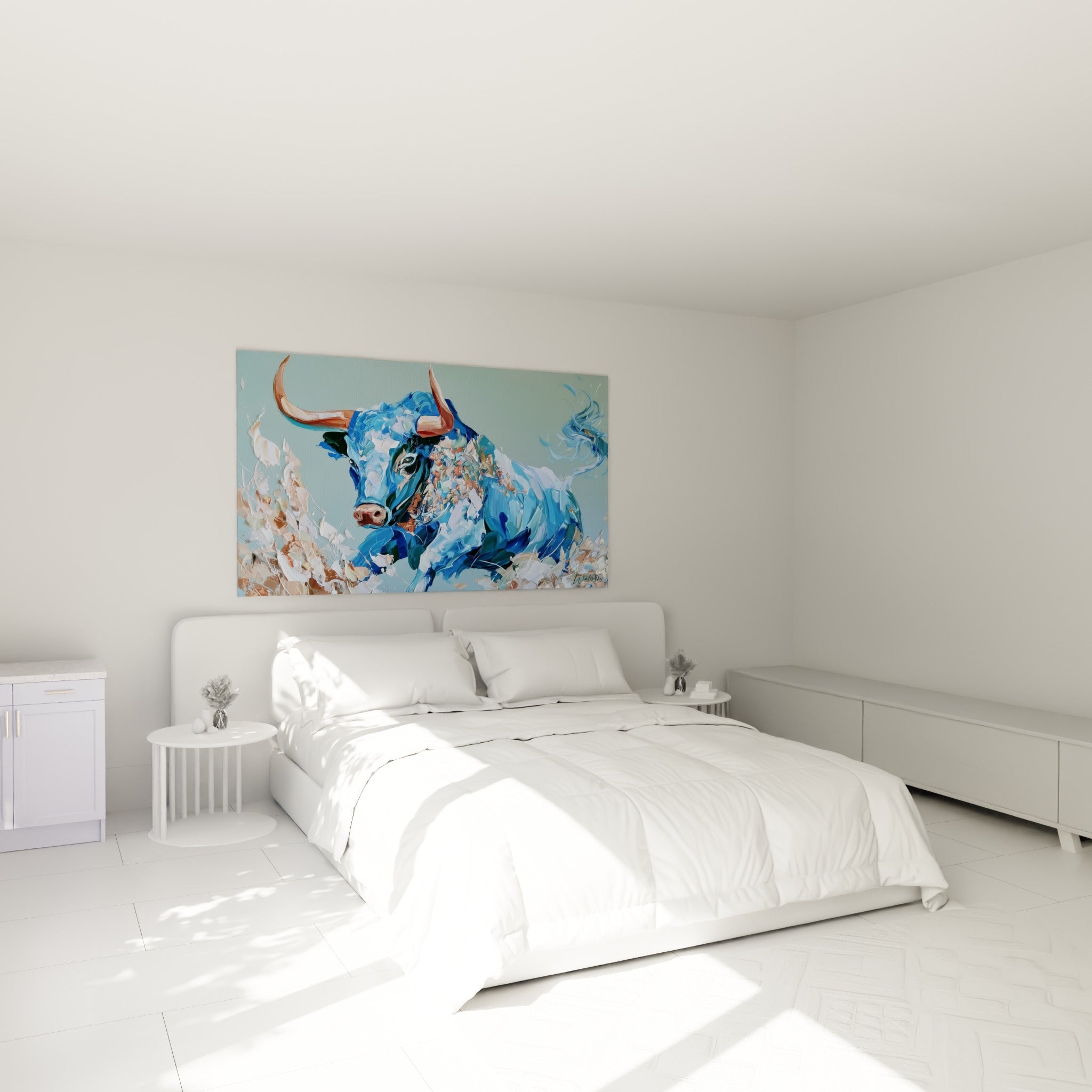 Taureau bleu aux éclats terracotta en pleine charge, accroché au-dessus d'un lit dans une chambre claire