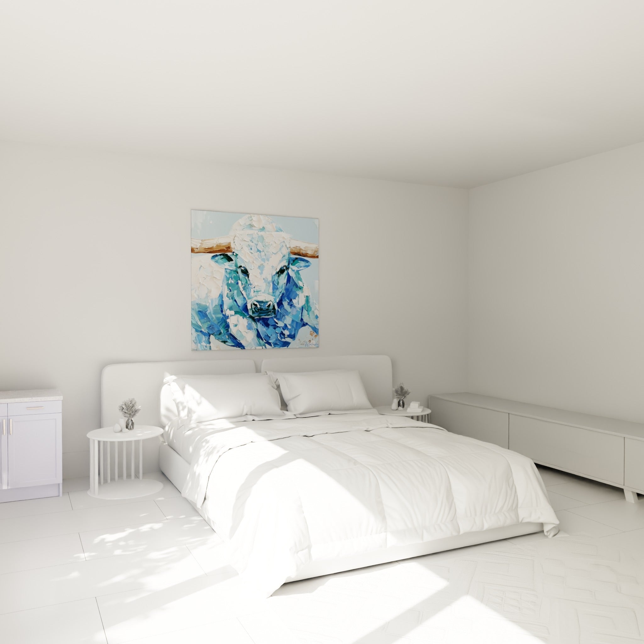 Cornes brunes et pelage bleu turquoise du Taureau accrochés au-dessus d'un lit dans une chambre claire