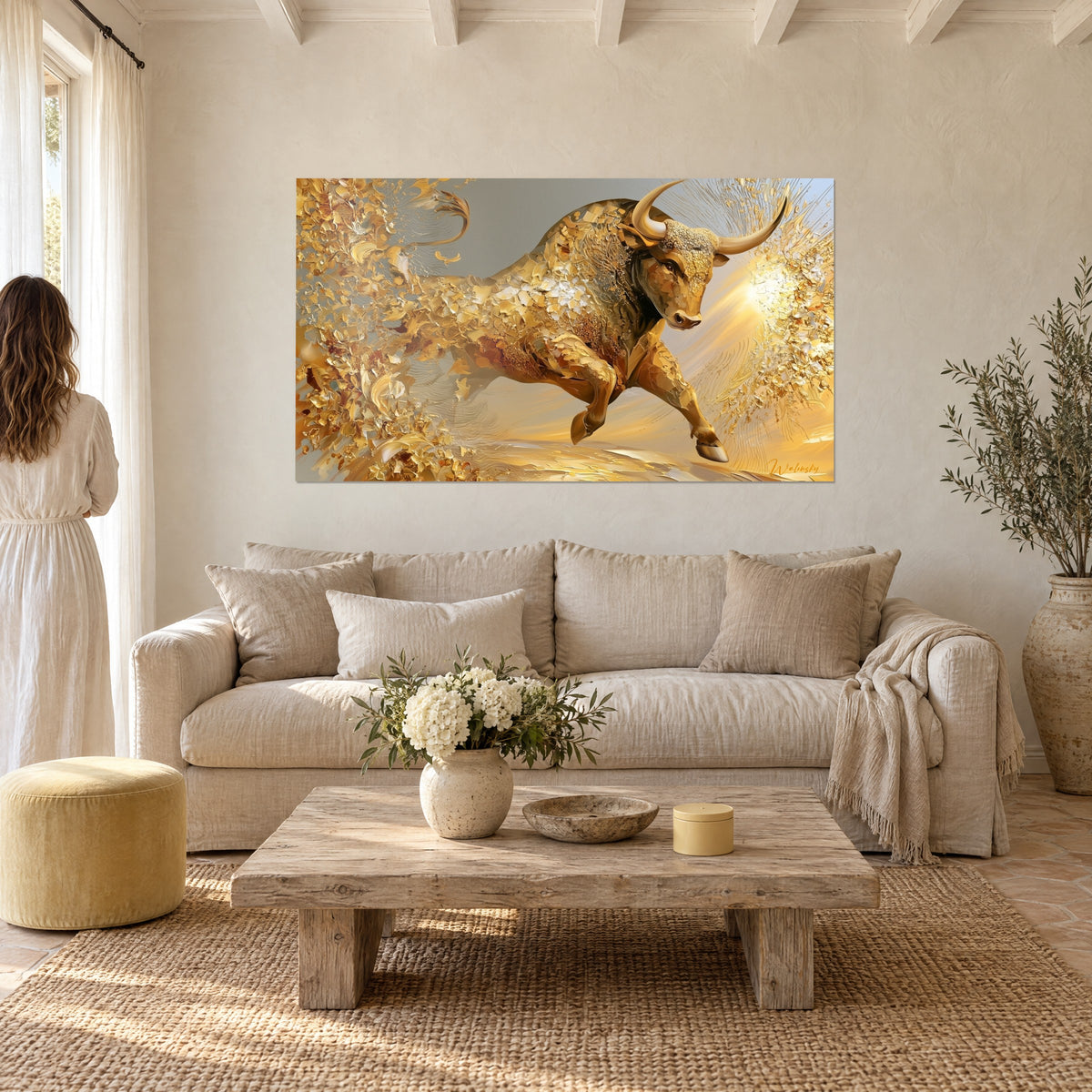 Schilderij gouden stier in galop, okergele en parelgrijze accenten, vacht van verfschubben, boven een bank in een lichte woonkamer
