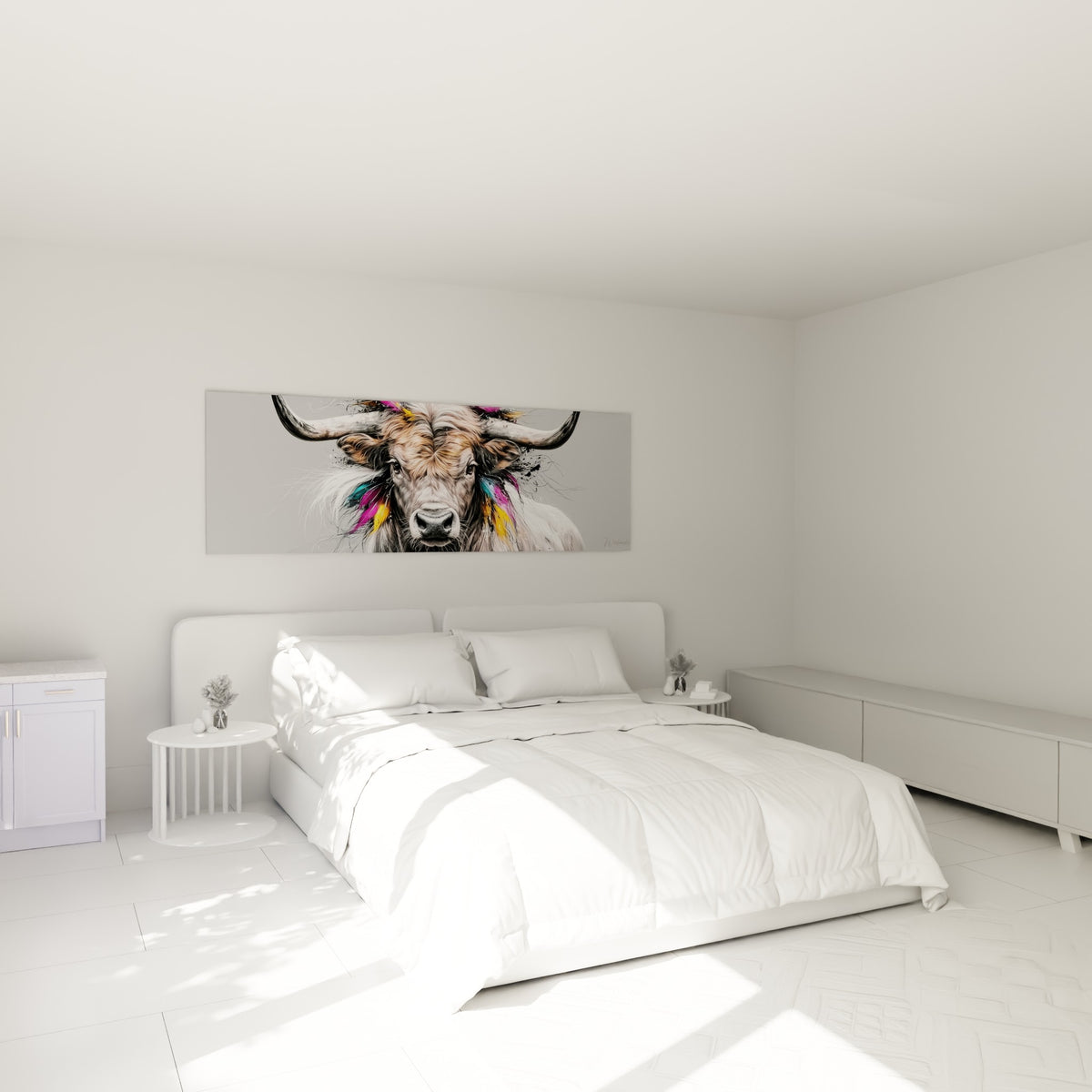 Portrait de taureau aux plumes multicolores accroché au-dessus d'un lit dans une chambre claire