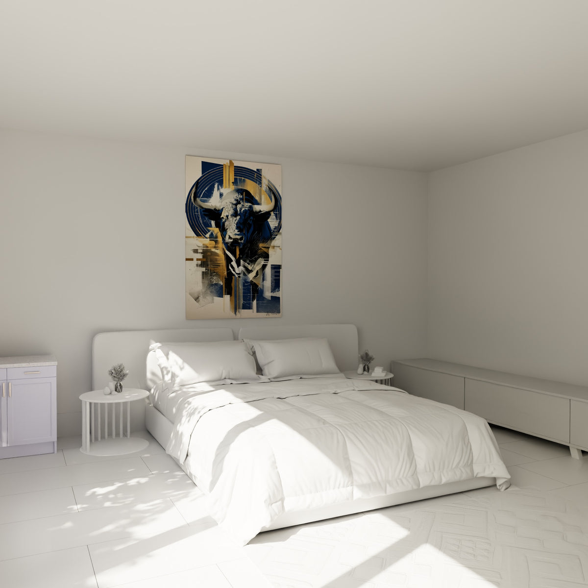 Cornes blanches du taureau se déployant sur fond bleu marine, au-dessus d'un lit dans une chambre claire