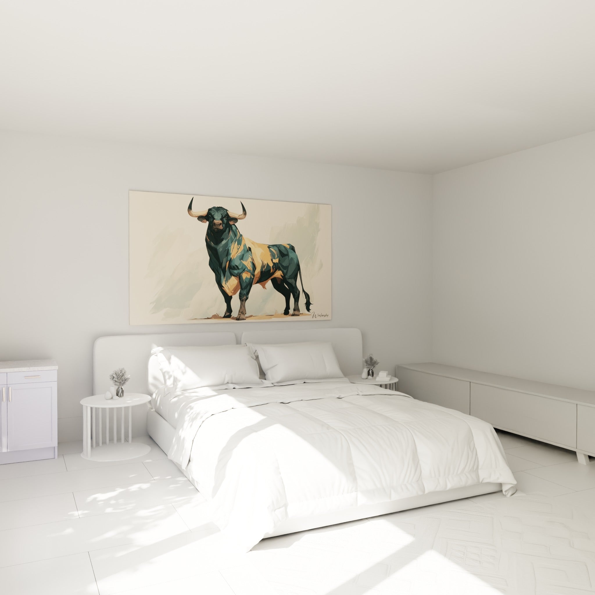 Silhouette massive du taureau ocre et anthracite au-dessus d'un lit dans une chambre claire