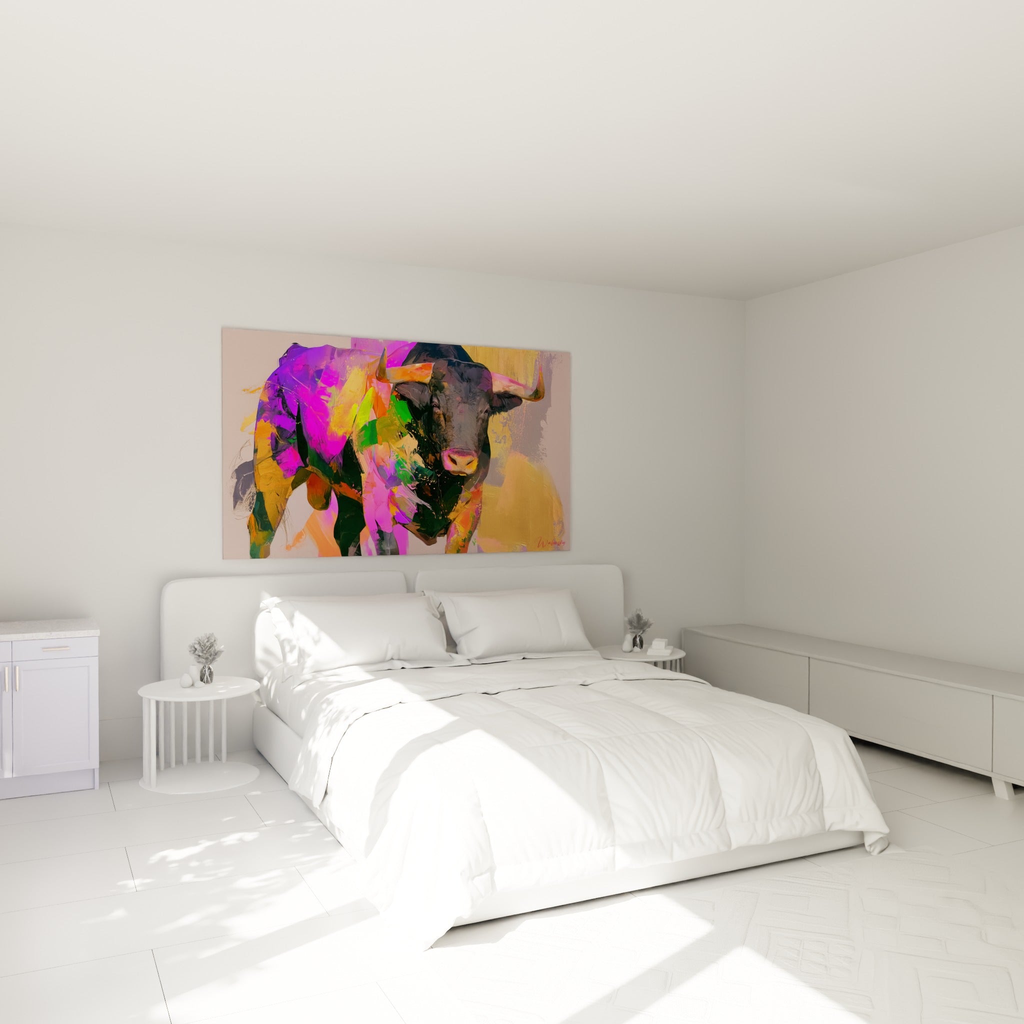 Cornes dorées et regard sombre du taureau surplombent un lit dans une chambre claire et épurée