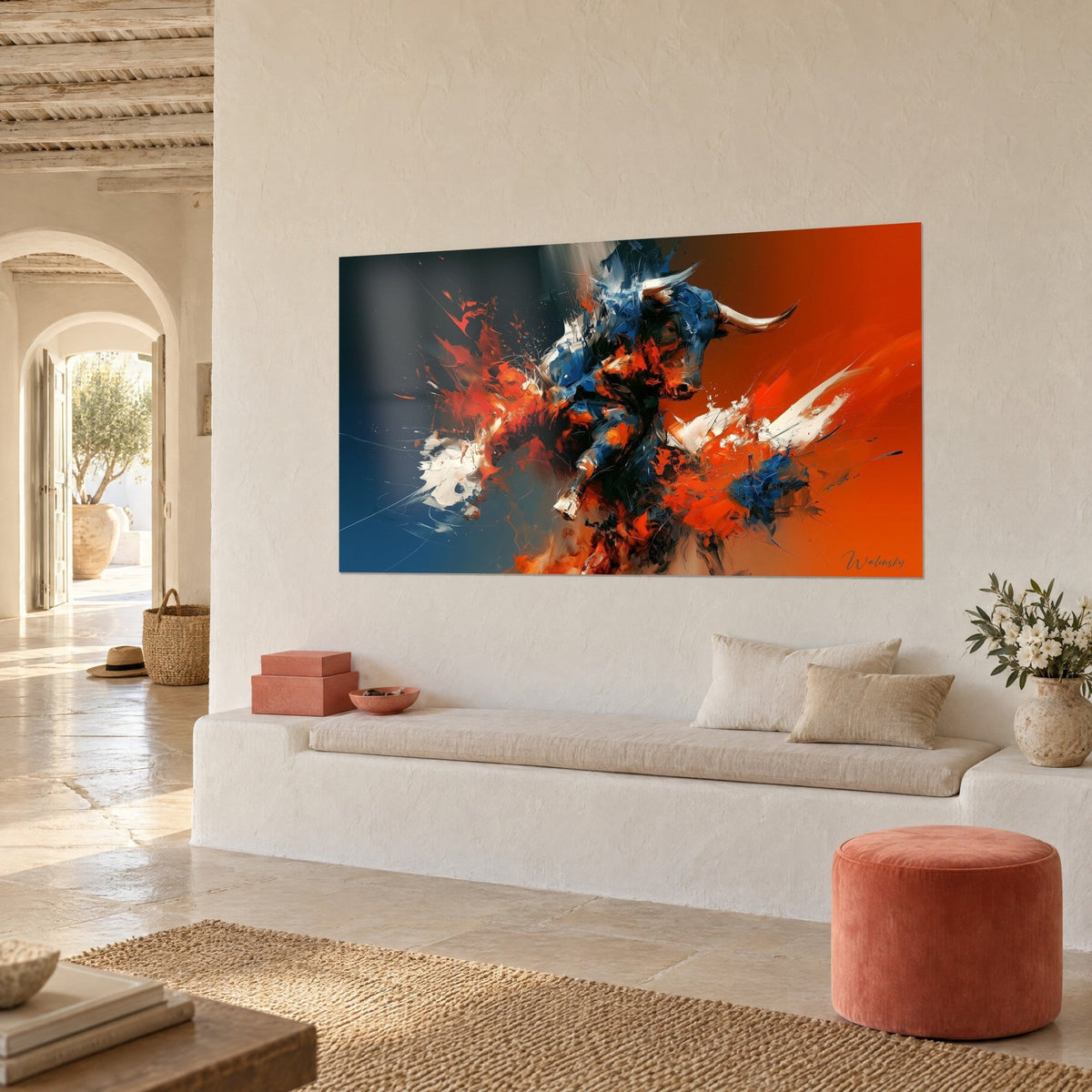 Gemälde gehörnter Stier in Kobaltblau und gebranntem Orange, weiße Spritzer, dreiviertel Ansicht vor einer mediterranen cremefarbenen Wand