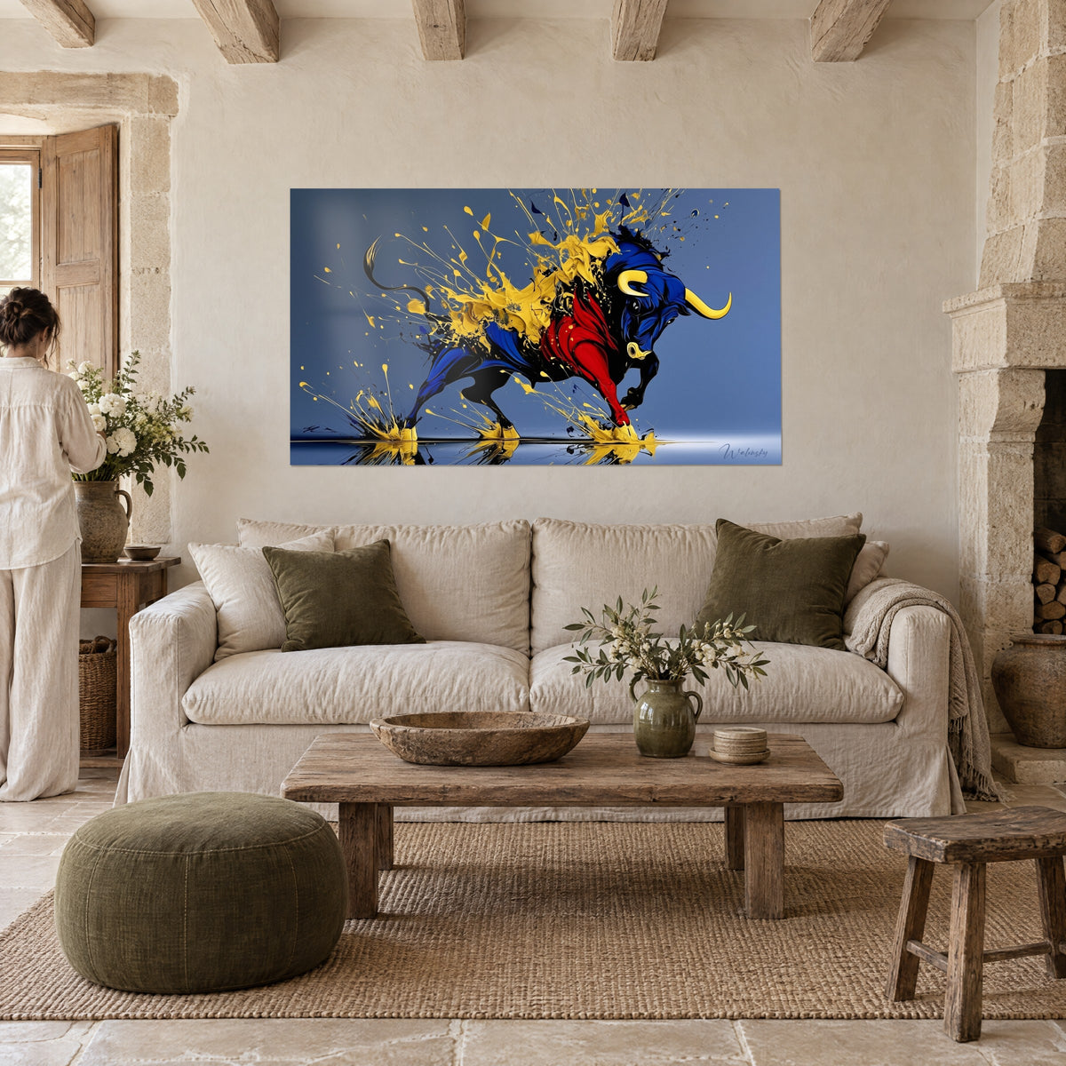 Gemälde Kobaltstier mit goldgelben Spritzern und rotem Brustkorb, glänzende Spiegelung auf dem Boden, über einem Sofa in einem hellen Wohnzimmer