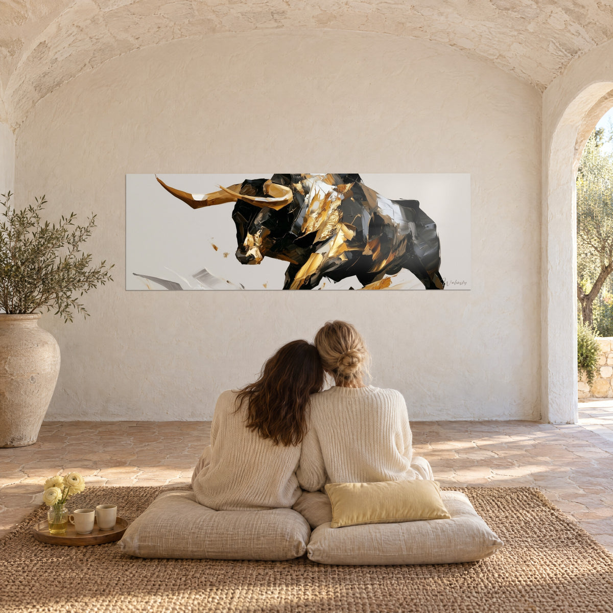 Πίνακας δυνατός longhorn σε πλήρη καλπασμό, μαύρο, χρυσό και ασημί γκρι, κάτω από πέτρινη καμάρα, δύο γυναίκες καθισμένες από πίσω