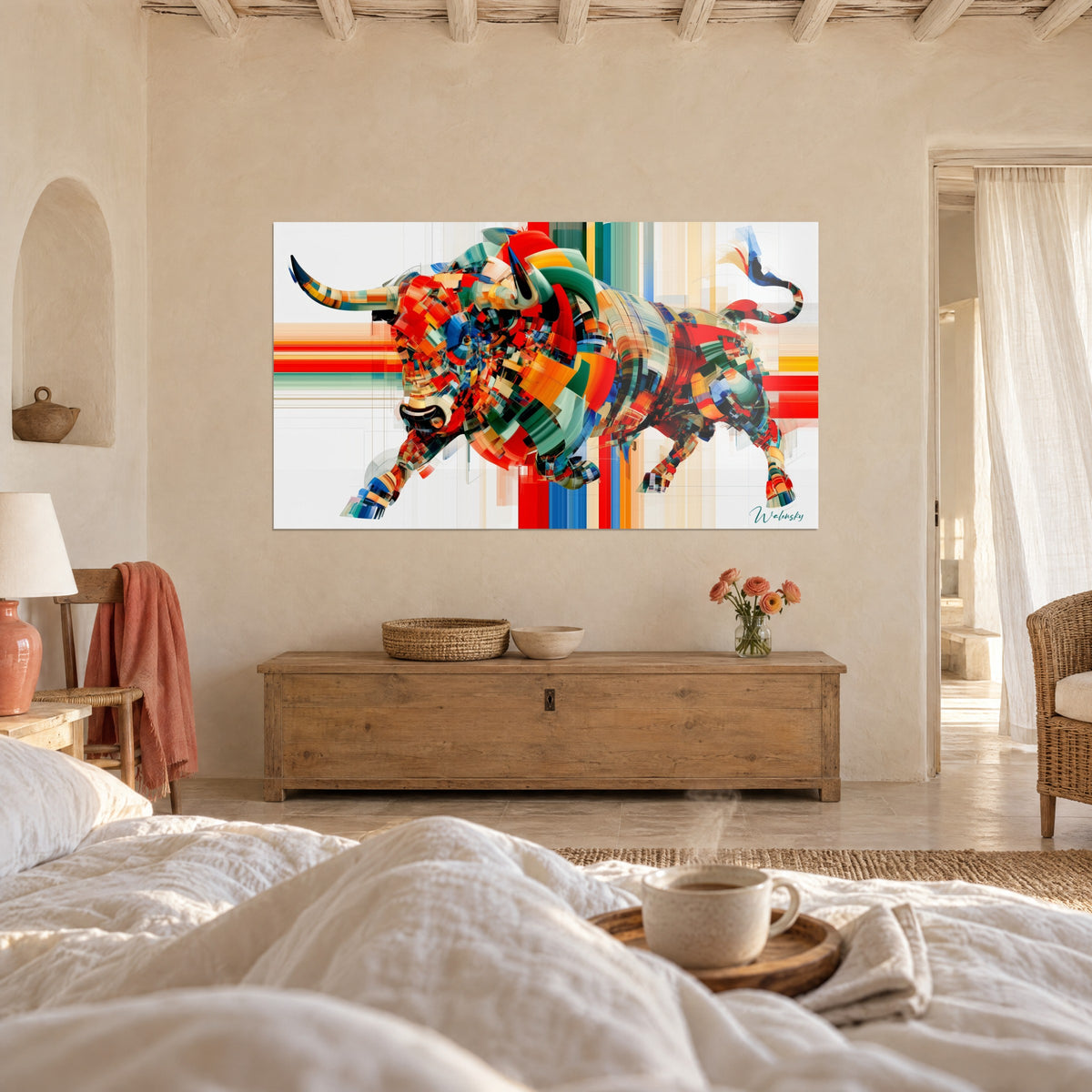 Gemälde Horntier im vollen Angriff, scharlachrote und grüne Splitter, aufgerichteter blauer Schwanz, über einem Bett in einem hellen Schlafzimmer