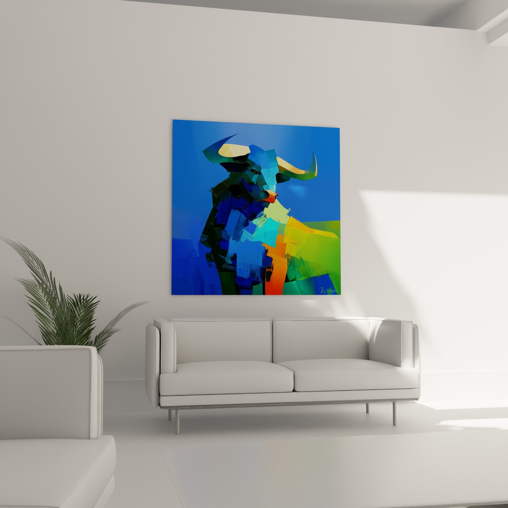Silhouette de taureau bleu cobalt et jaune citron au-dessus d'un canapé dans un salon lumineux