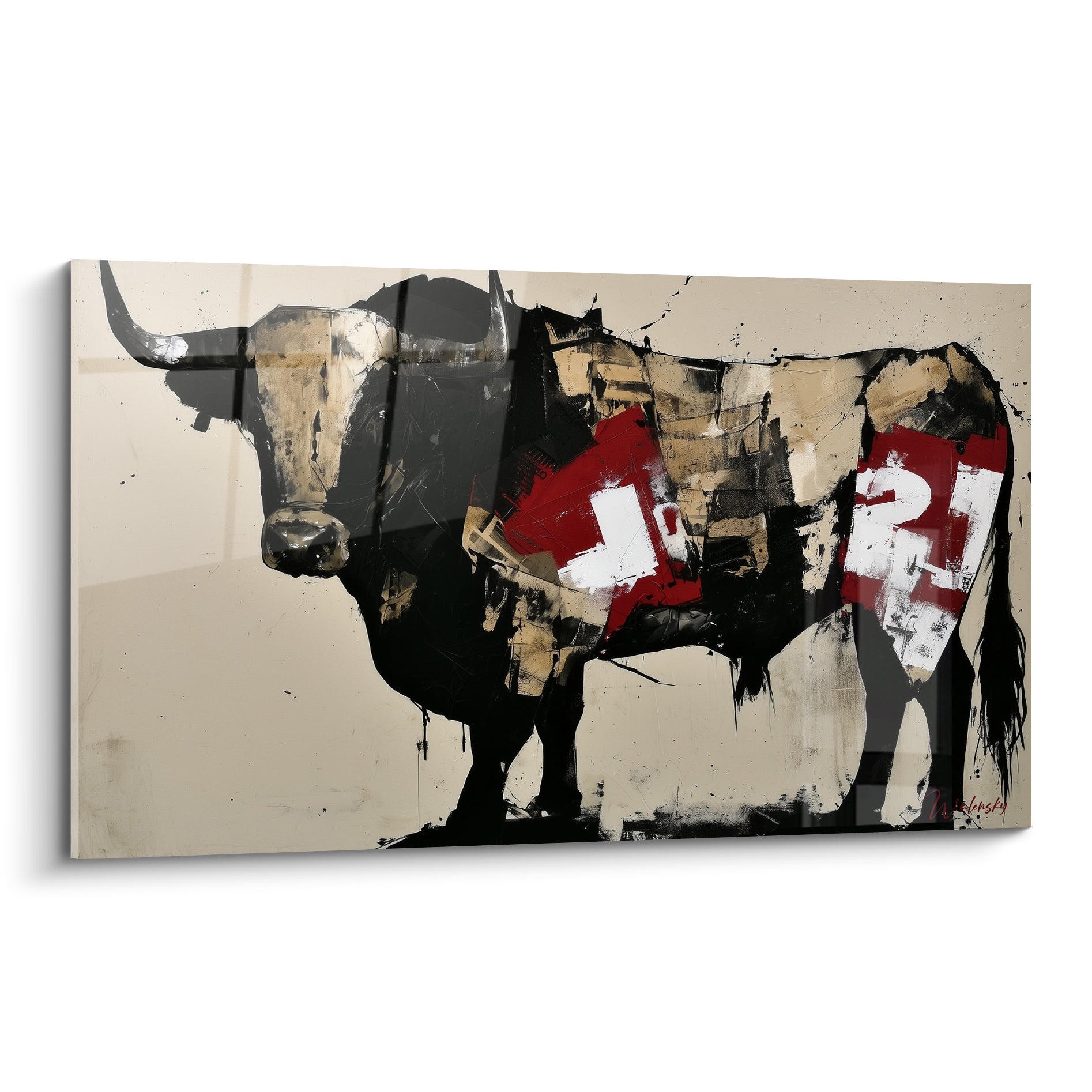Taureau noir aux cornes claires, collage rouge et beige sur fond sable neutre
