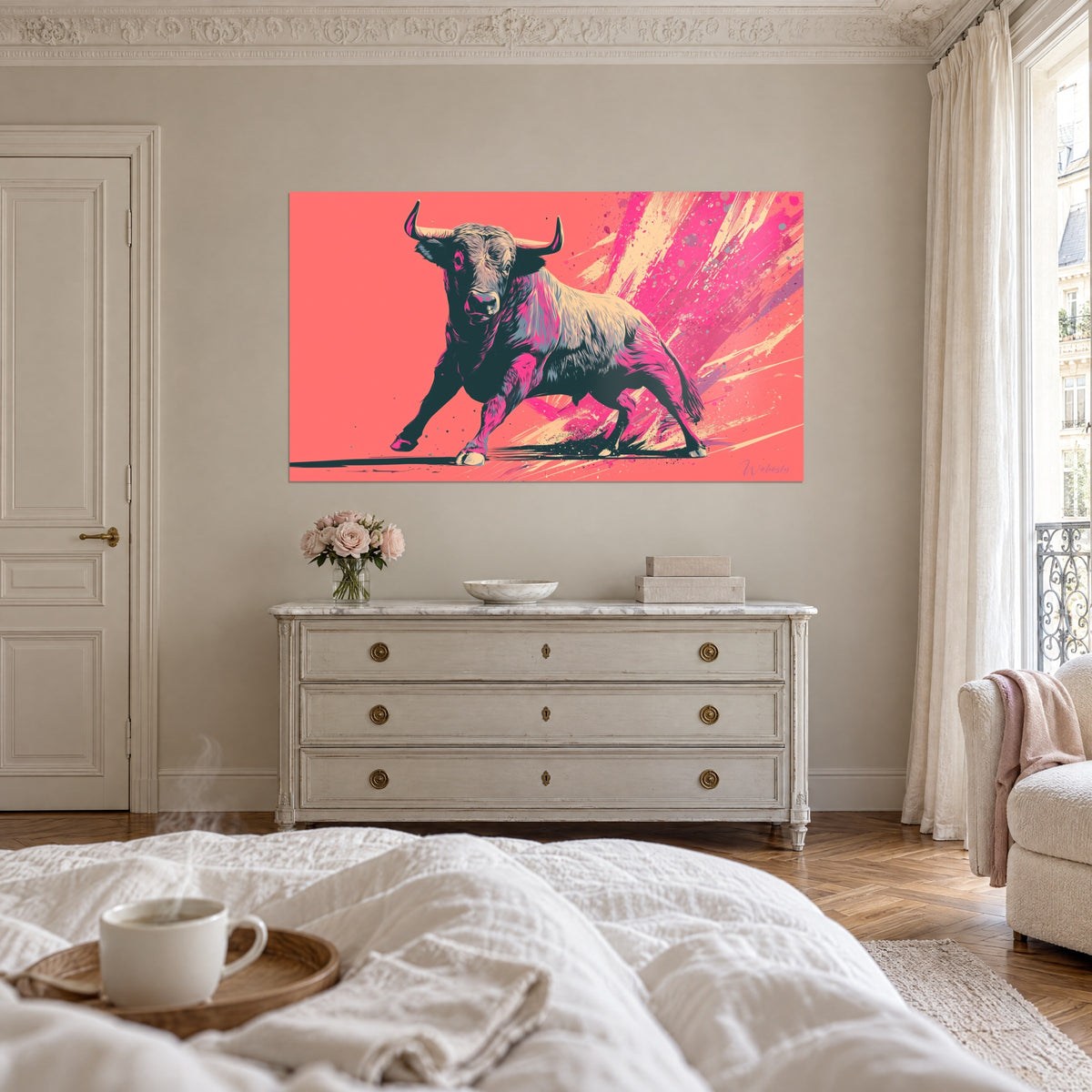 Gemälde gehörntes Tier im vollen Angriff, rosa und cremefarbene Striche auf lachsfarbenem Grund, über einem Bett in einem hellen Schlafzimmer