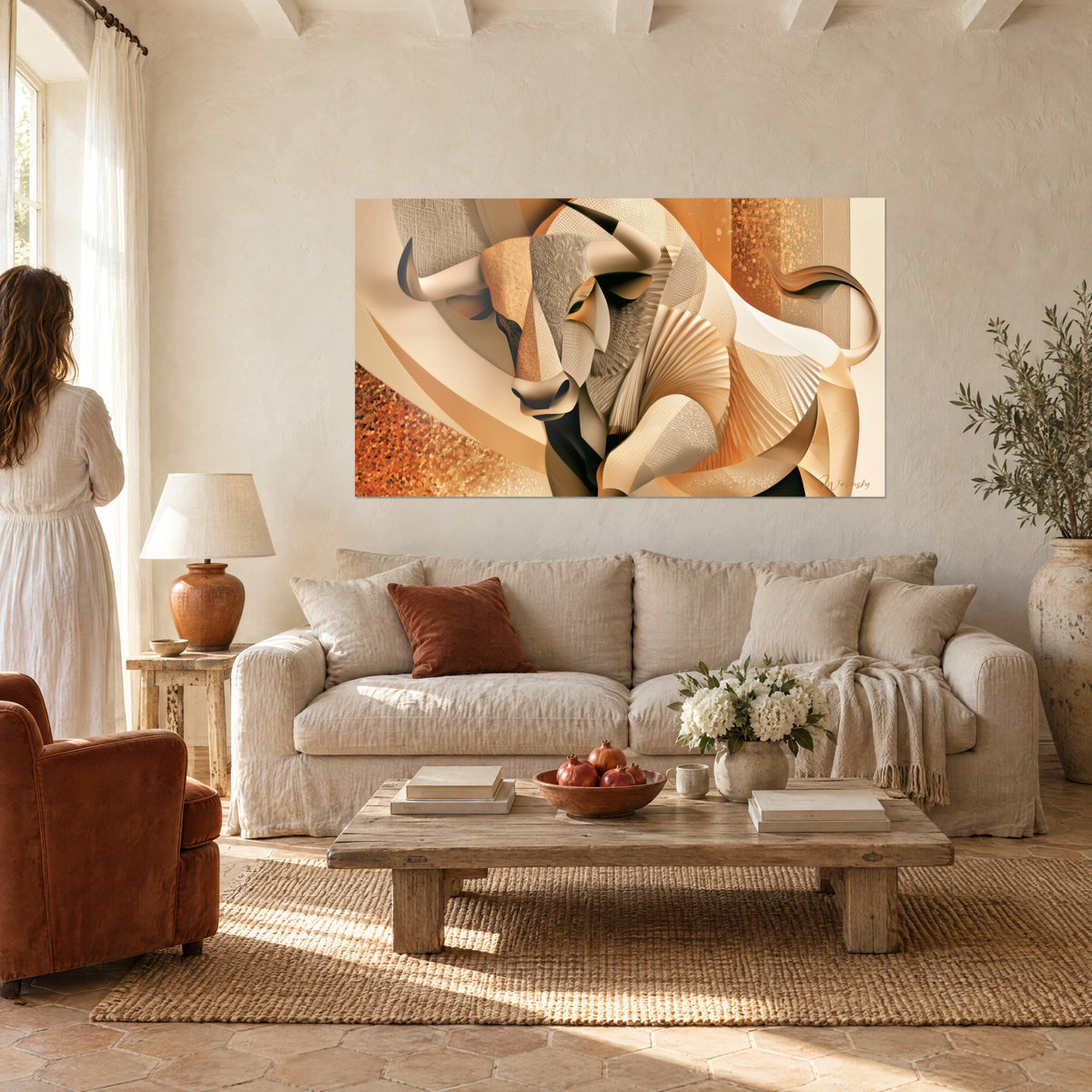 Gemälde Kubistischer Stier mit elfenbeinfarbenen Hörnern, ockerfarbene und beige Falten wie ein Fächer, kupferfarbene Glitzerpartikel, über einem Sofa in einem hellen Wohnzimmer