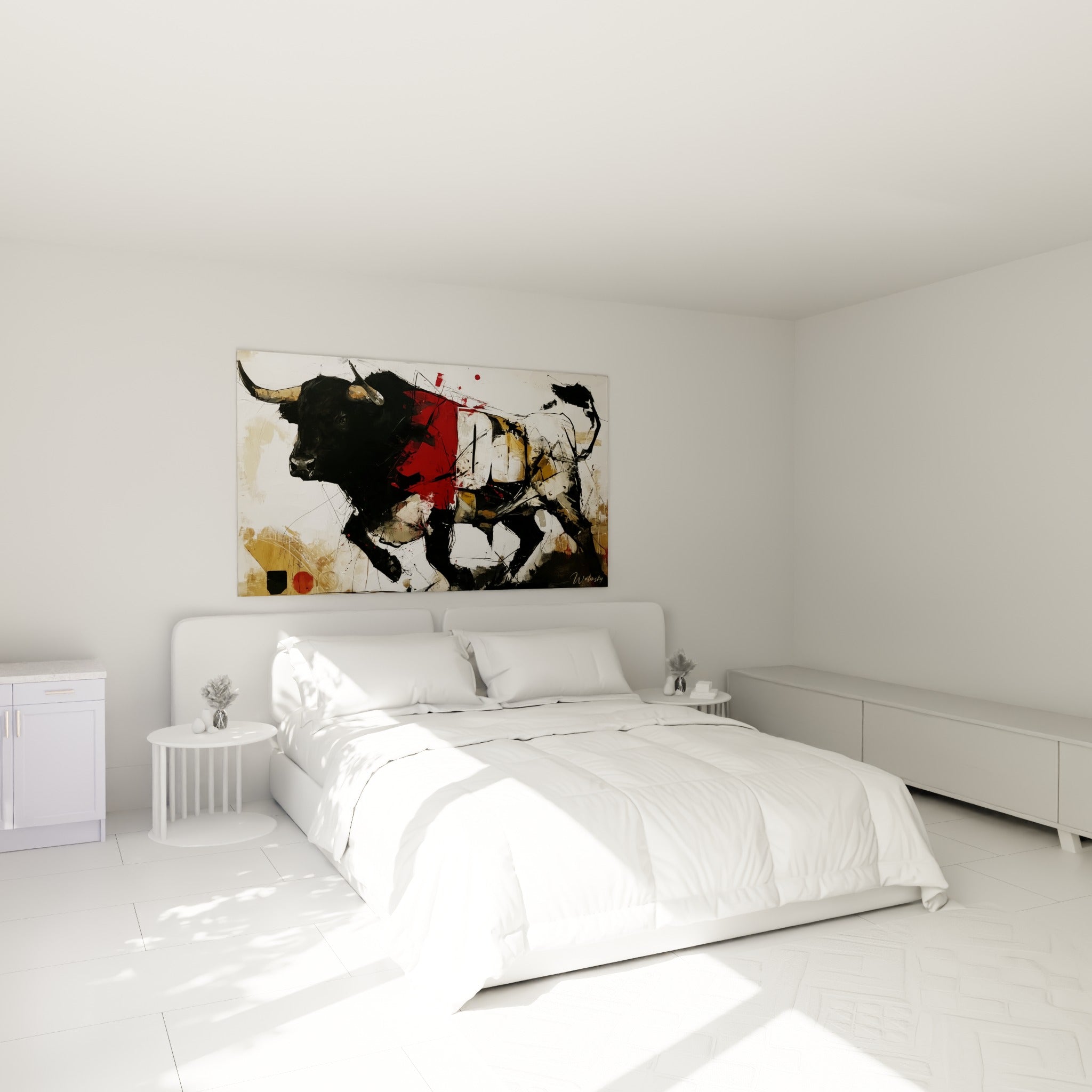 Cornes claires et robe anthracite du taureau accrochées au-dessus d'un lit dans une chambre claire