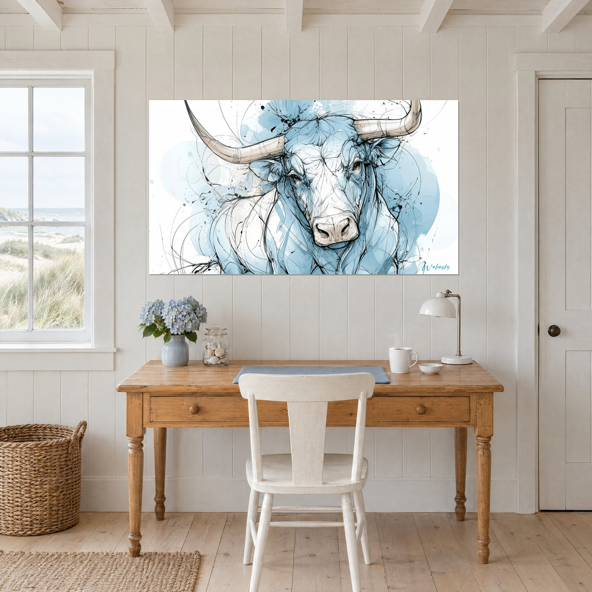 Tableau Longhorn en dessin au trait, cornes crème et nuances bleu ciel sur fond blanc, au-dessus d'un bureau en pin clair