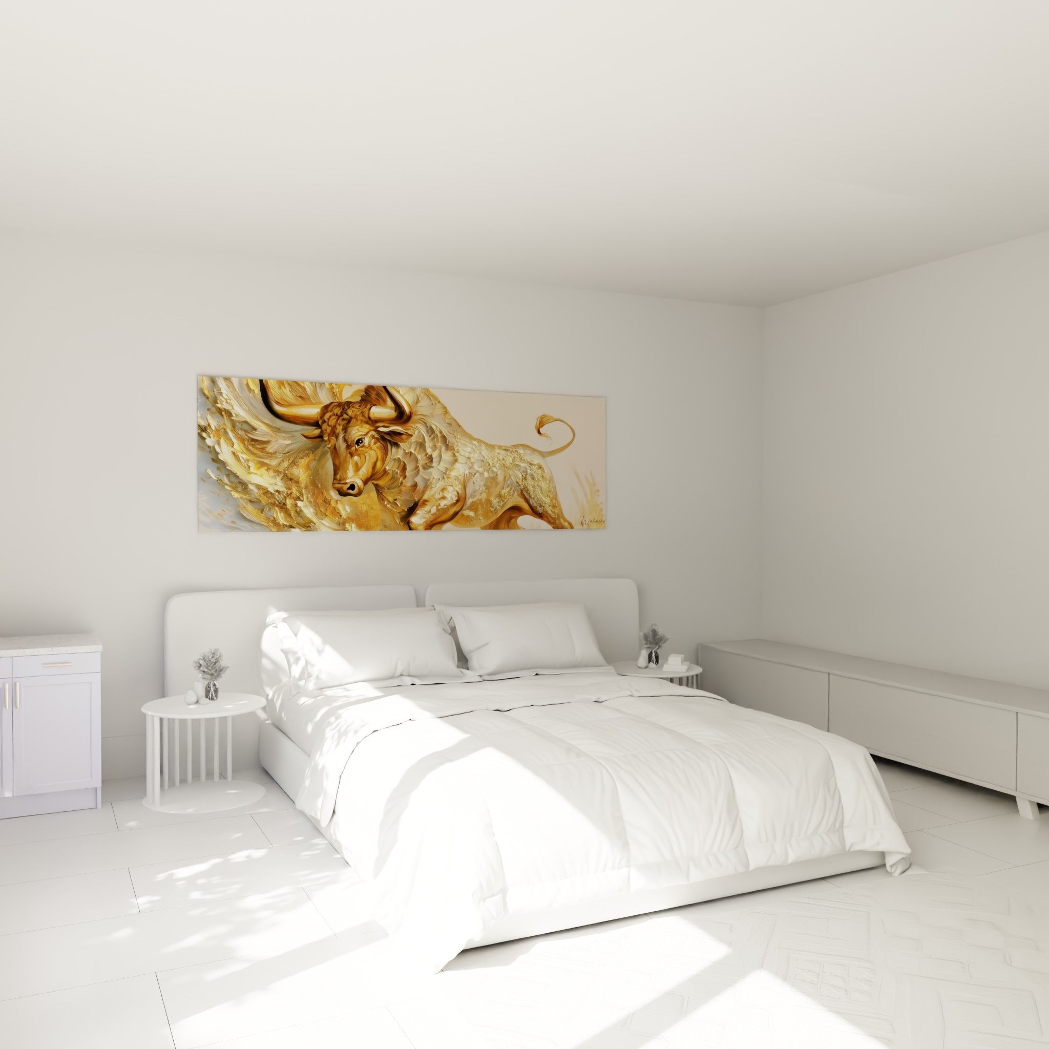 Cornes acérées et ailes dorées du Taureau au-dessus d'un lit dans une chambre claire