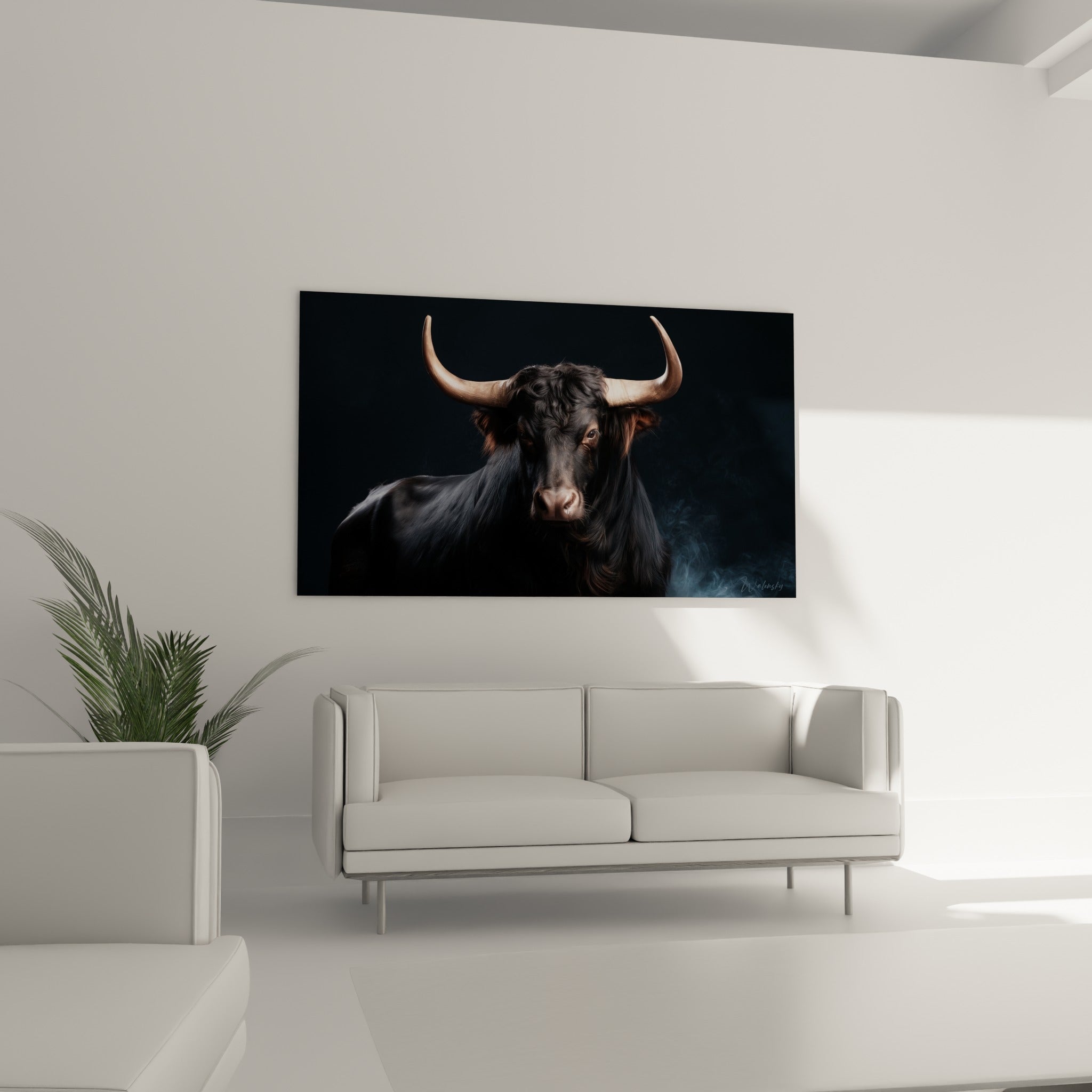 Portrait animalier noir et beige aux cornes recourbées, au-dessus d'un canapé dans un salon lumineux