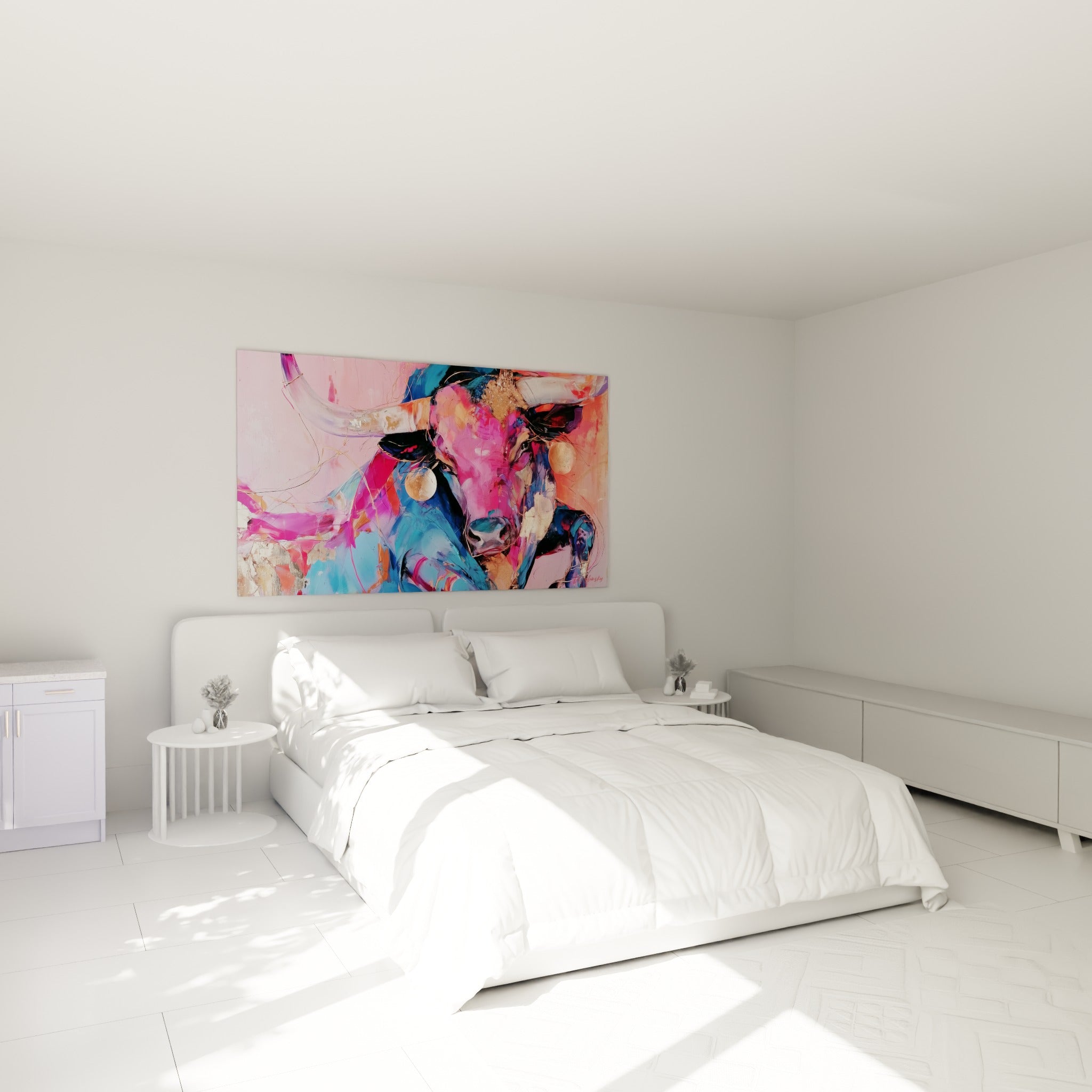 Longhorn coloré aux tons rose et bleu turquoise accroché au-dessus d'un lit dans une chambre claire