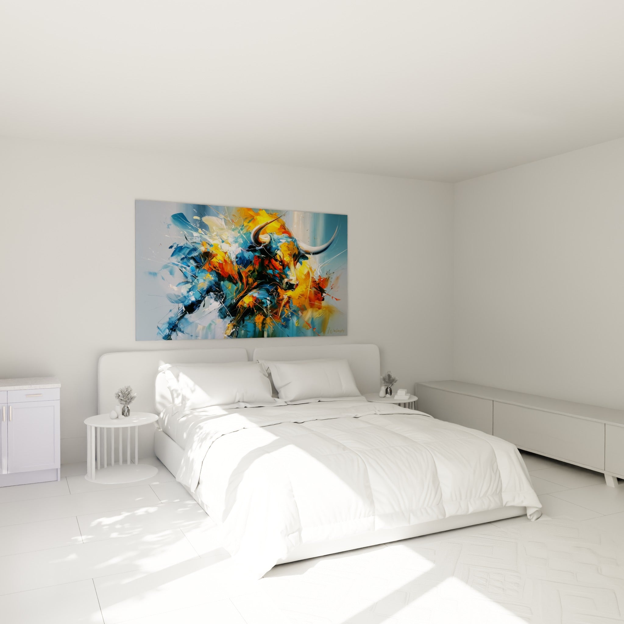 Silhouette de taureau bleu et orangé aux cornes blanches accrochée au-dessus d'un lit dans une chambre claire