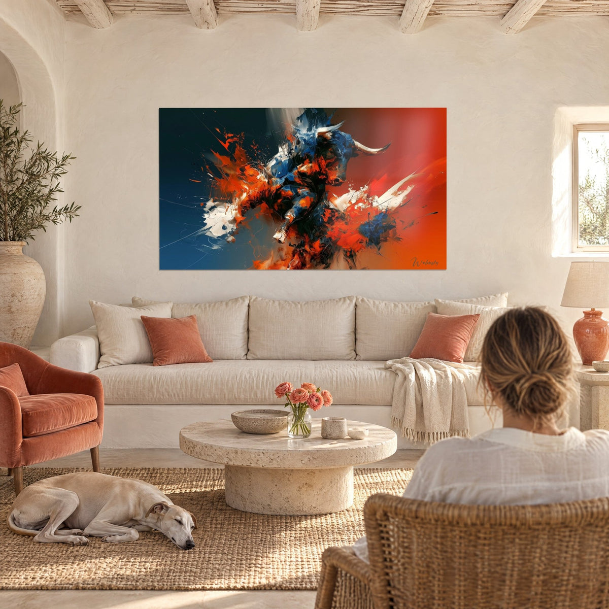 Gemälde Longhorn-Stier in Blau und Orange mit gebrochenen Splittern, elfenbeinfarbene Hörner, anthrazitfarbener Hintergrund, über einem Sofa in einem hellen Wohnzimmer