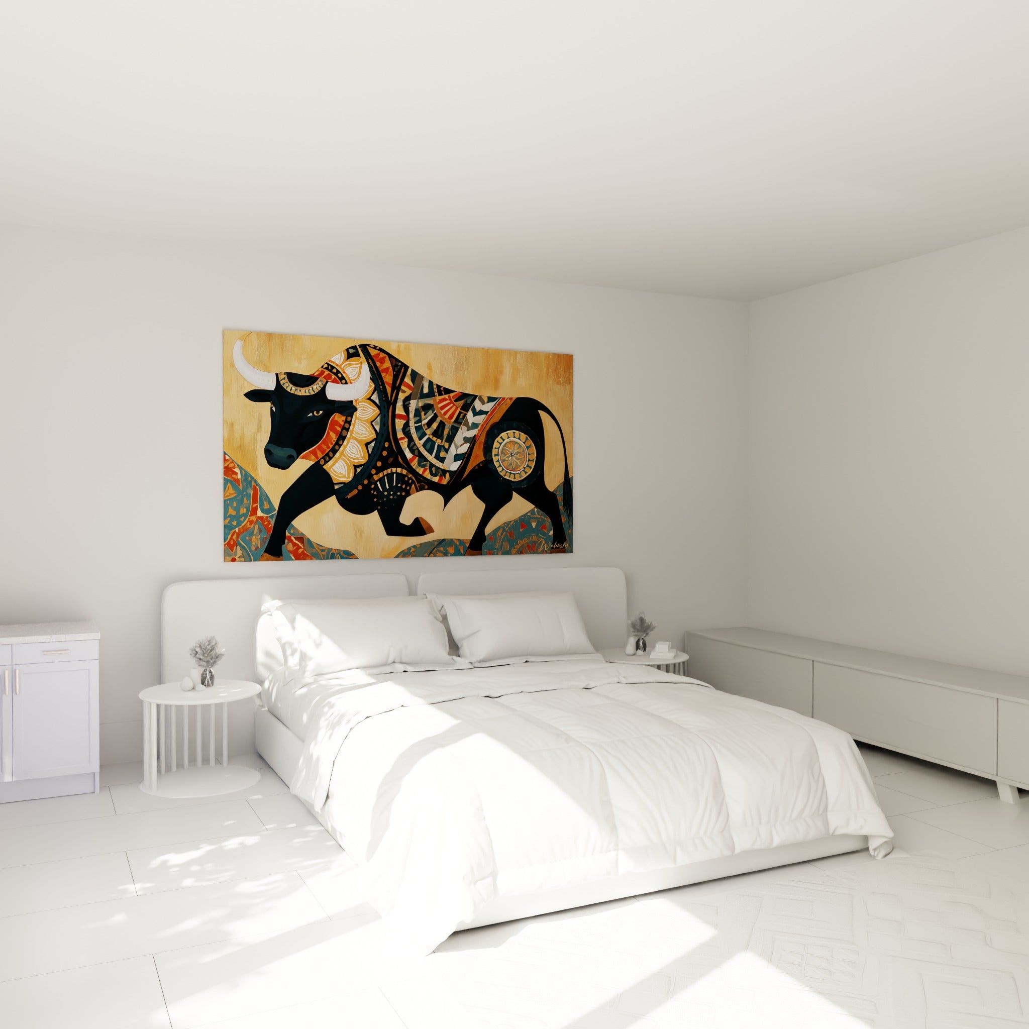Cornes blanches et robe noire du Taureau paré d'ornements dorés, au-dessus d'un lit dans une chambre claire