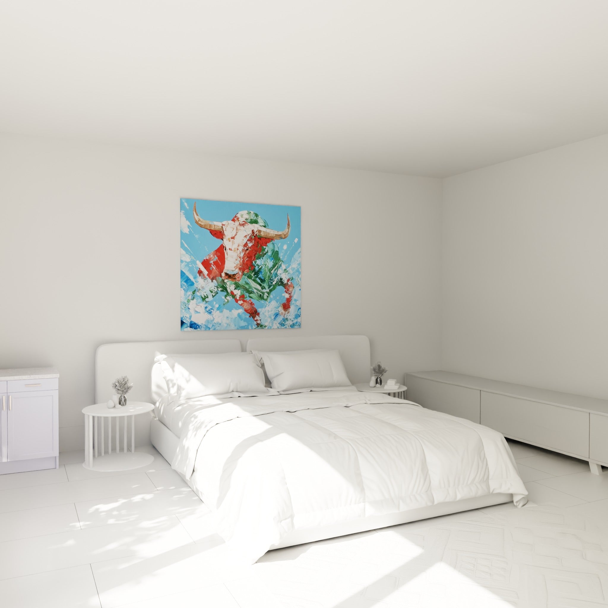 Taureau rouge et vert en pleine charge, accroché au-dessus d'un lit dans une chambre claire