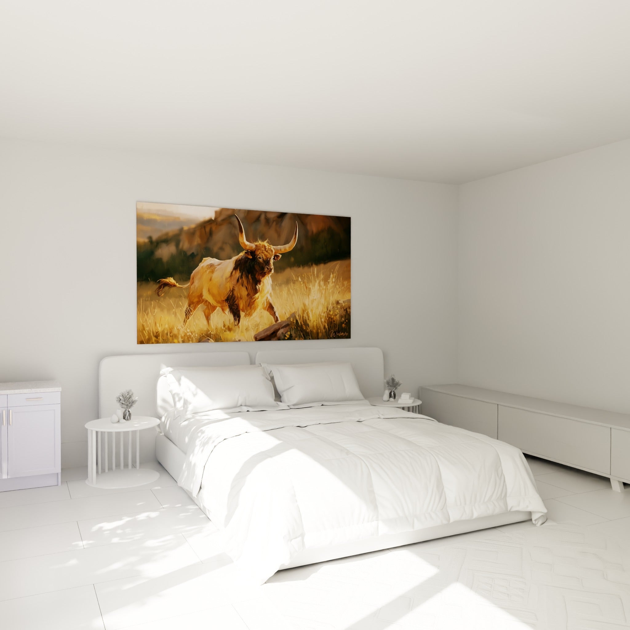 Cornes levées, robe brune et crème, le taureau domine au-dessus d'un lit dans une chambre claire