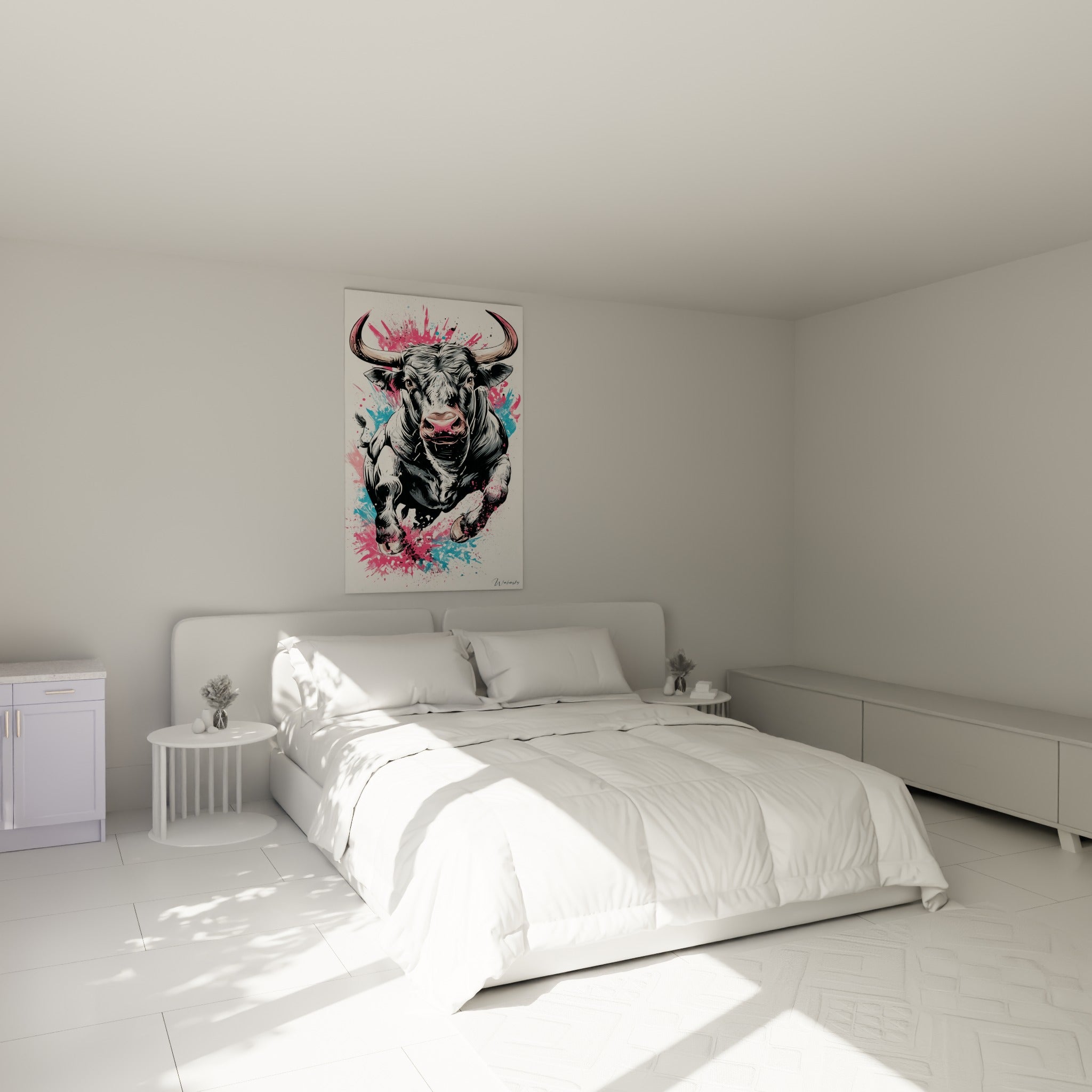 Bête sombre aux cornes pâles entourée de rose vif et bleu ciel, au-dessus d'un lit dans une chambre claire