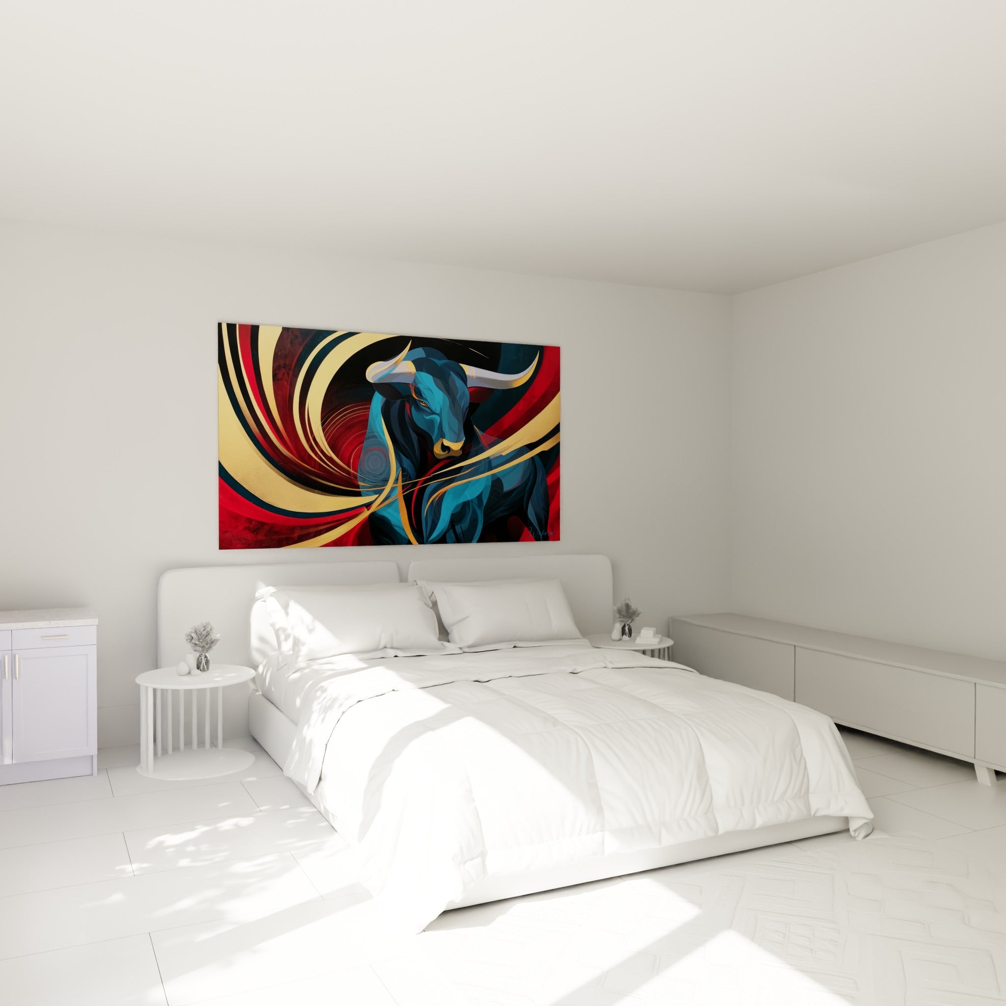 Cornes claires et regard perçant du taureau bleu au-dessus d'un lit dans une chambre claire