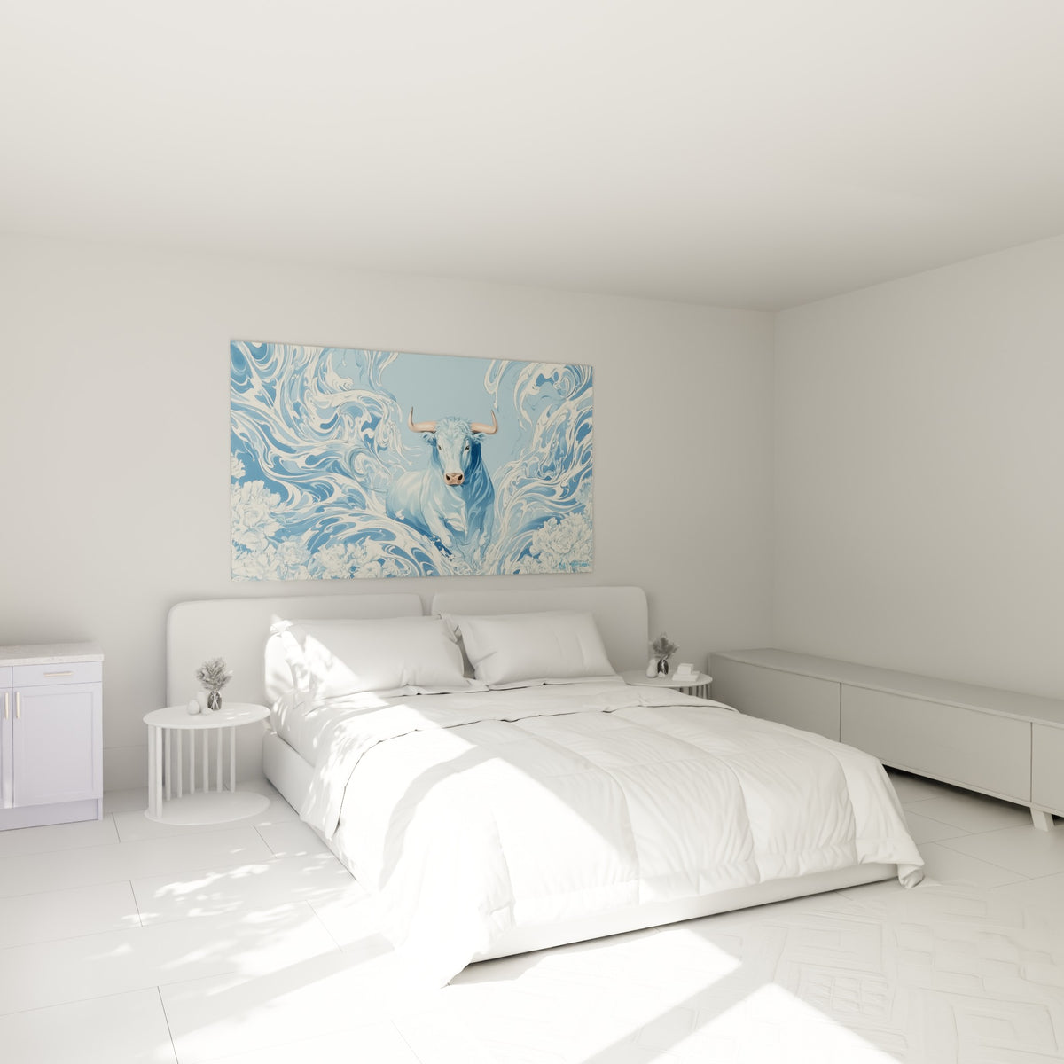 Cornes claires et pelage bleu marine d'un taureau au-dessus d'un lit dans une chambre claire