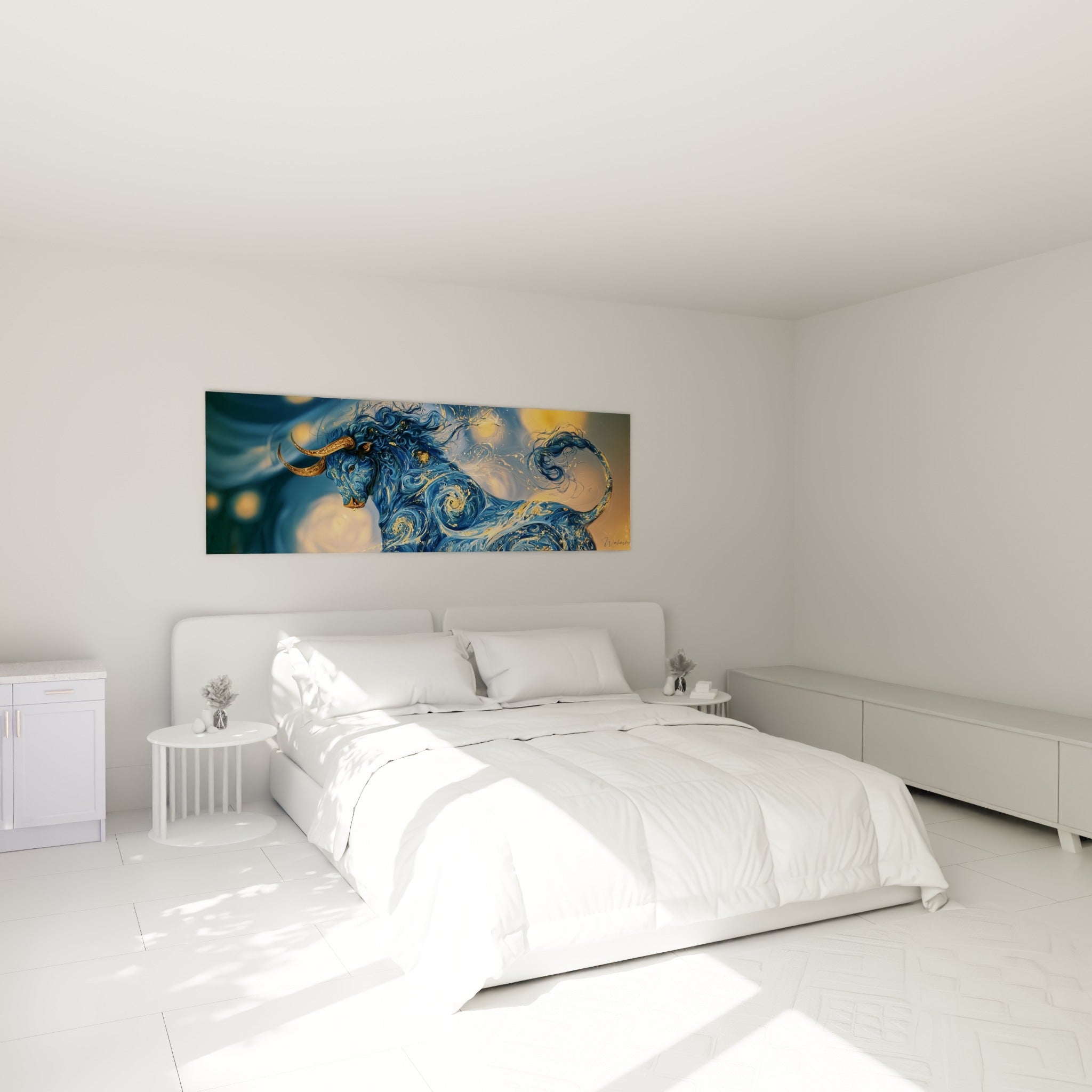 Créature bleu marine et or aux courbes tourbillonnantes, accrochée au-dessus d'un lit dans une chambre claire