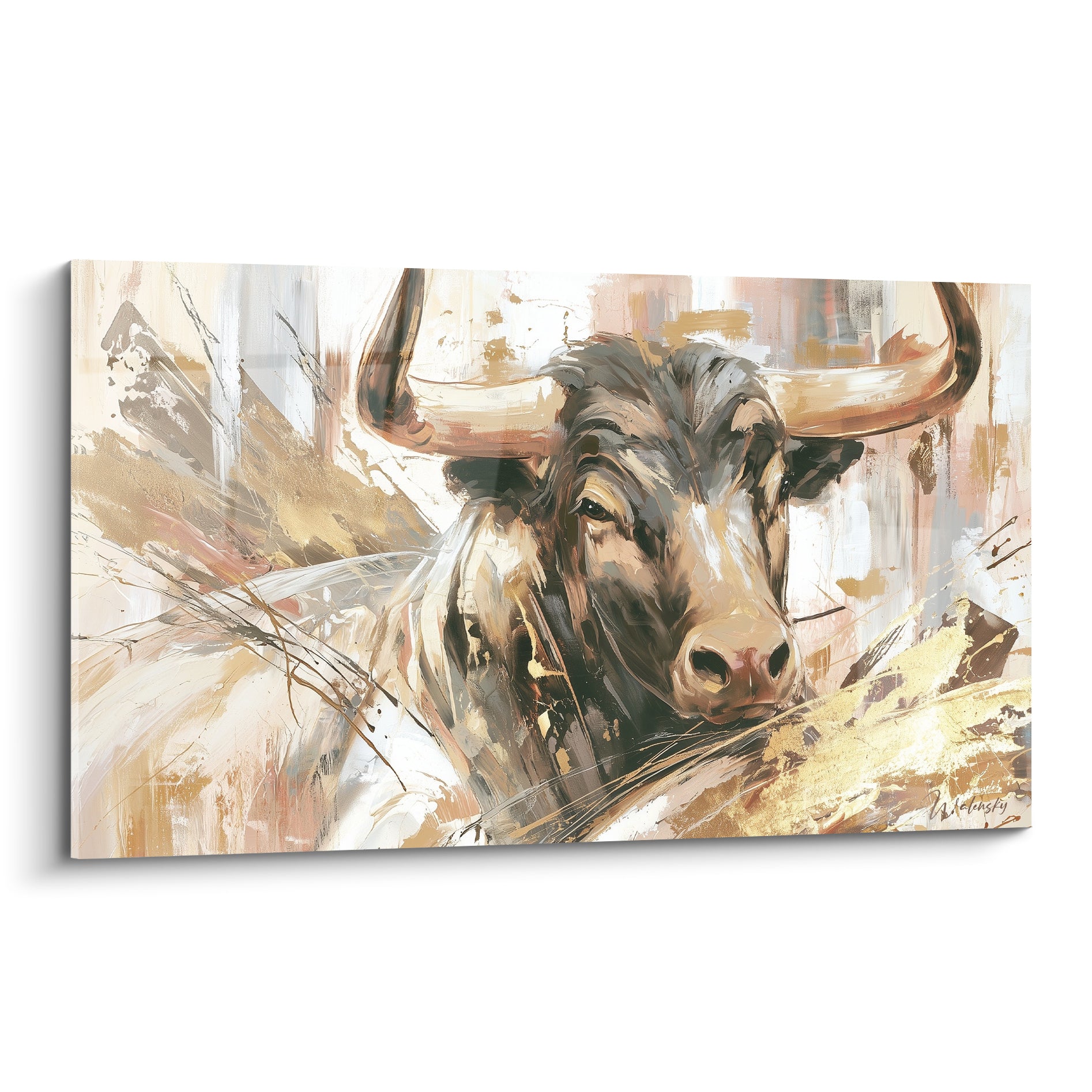 Taureau au regard sombre, cornes dorées et pelage anthracite sur fond beige texturé