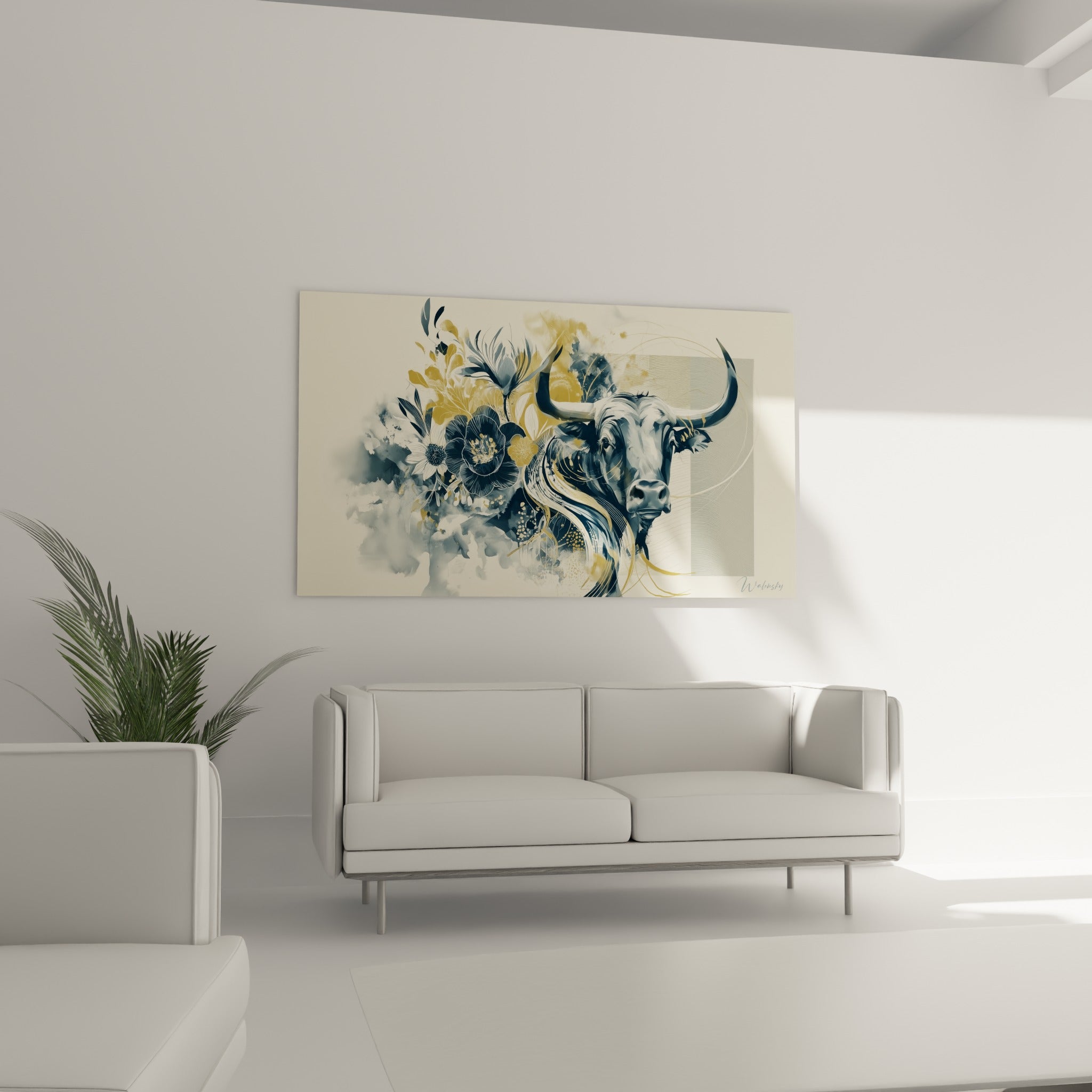 Cornes du Taureau bleu marine se dressent parmi des fleurs dorées au-dessus d'un canapé dans un salon lumineux