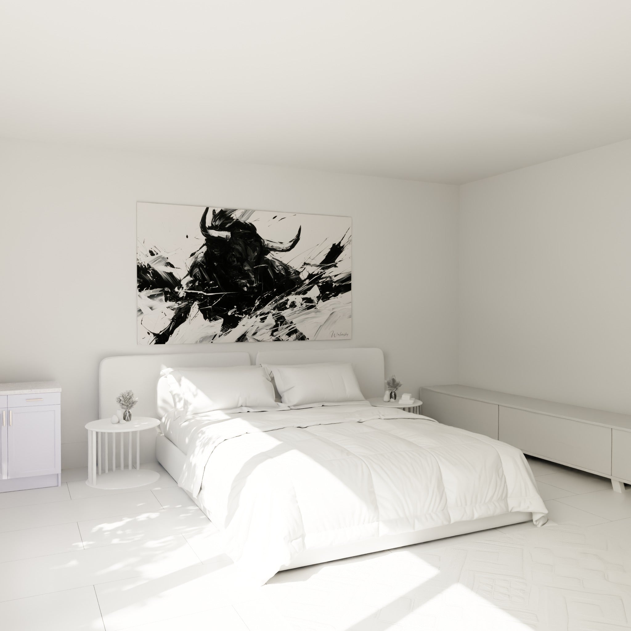 Cornes acérées et masses noires du taureau accrochées au-dessus d'un lit dans une chambre claire