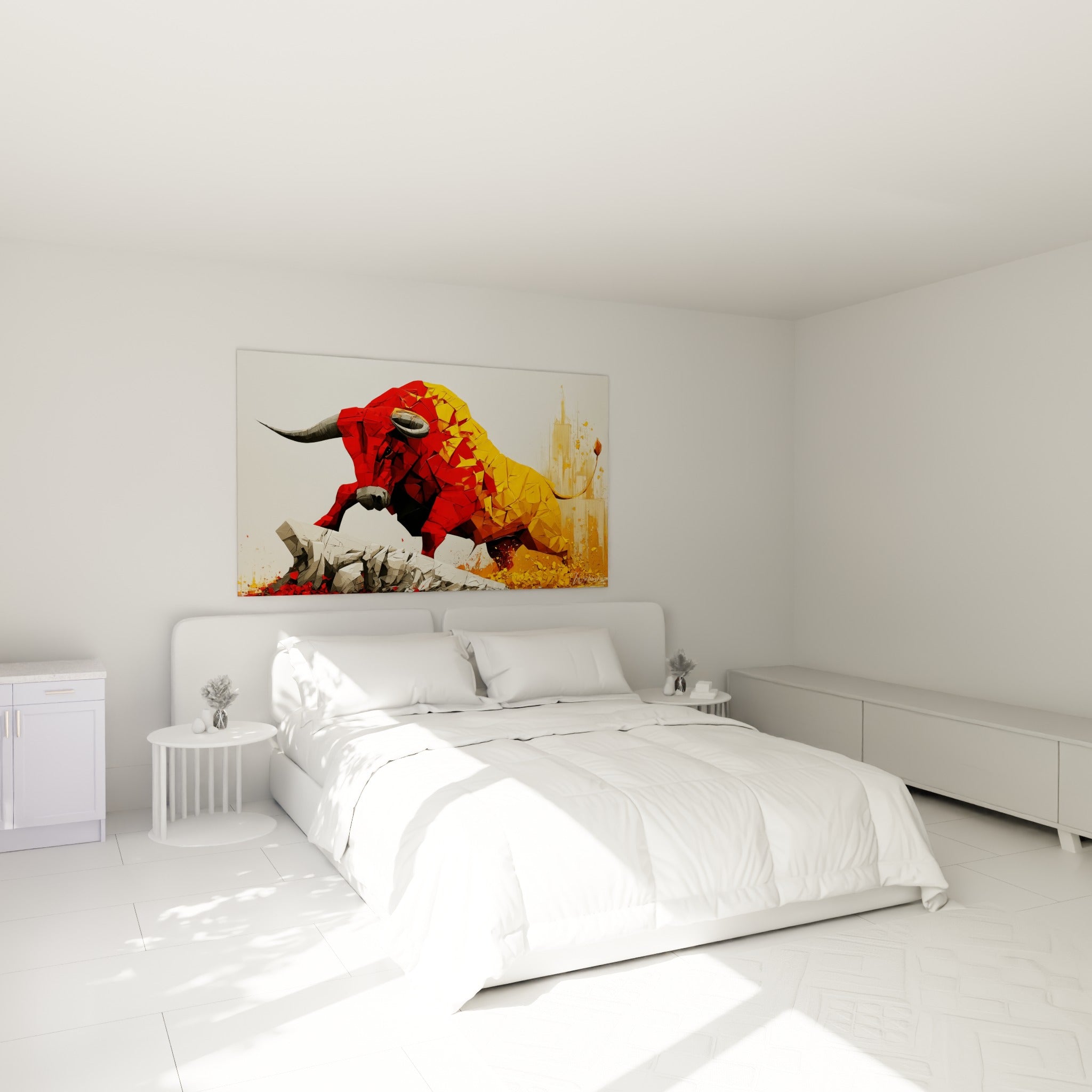 Silhouette du taureau rouge et or, cornes grises levées, accrochée au-dessus d'un lit dans une chambre claire