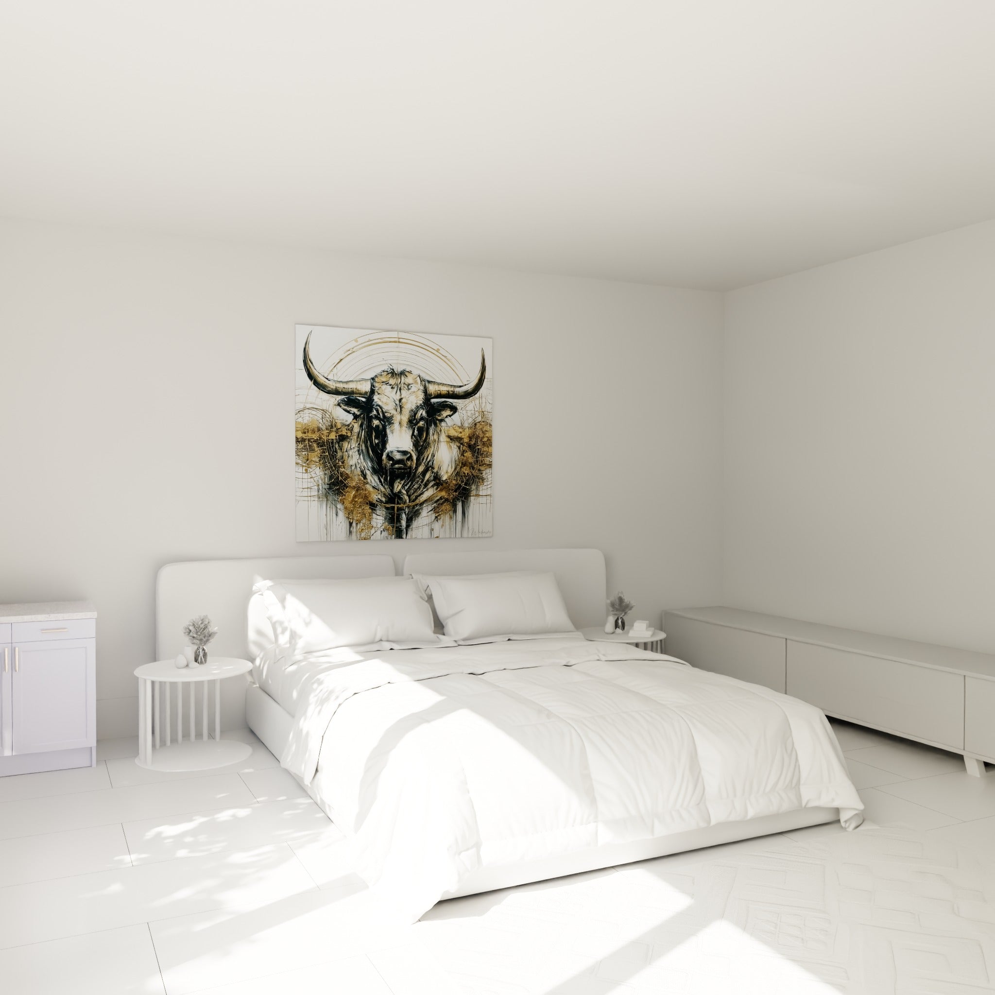 Cornes majestueuses noires et dorées de ce taureau accrochées au-dessus d'un lit dans une chambre claire.