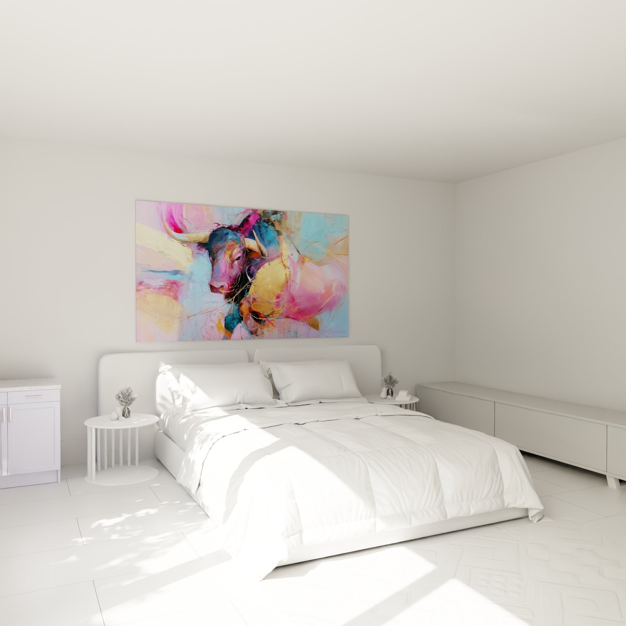 Cornes claires et regard bleu profond du taureau, doré vibrant, au-dessus d'un lit dans une chambre claire