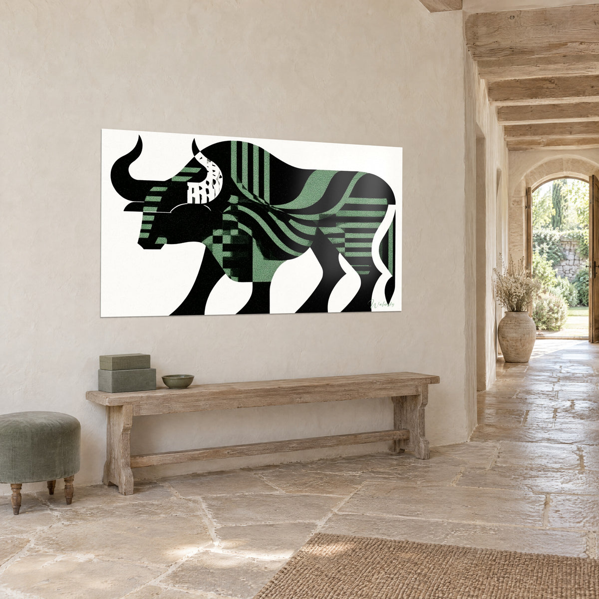 Schilderij geometrische buffel in zwarte vlakken en amandelgroene strepen, opgehangen boven een houten bank in een lichte gang