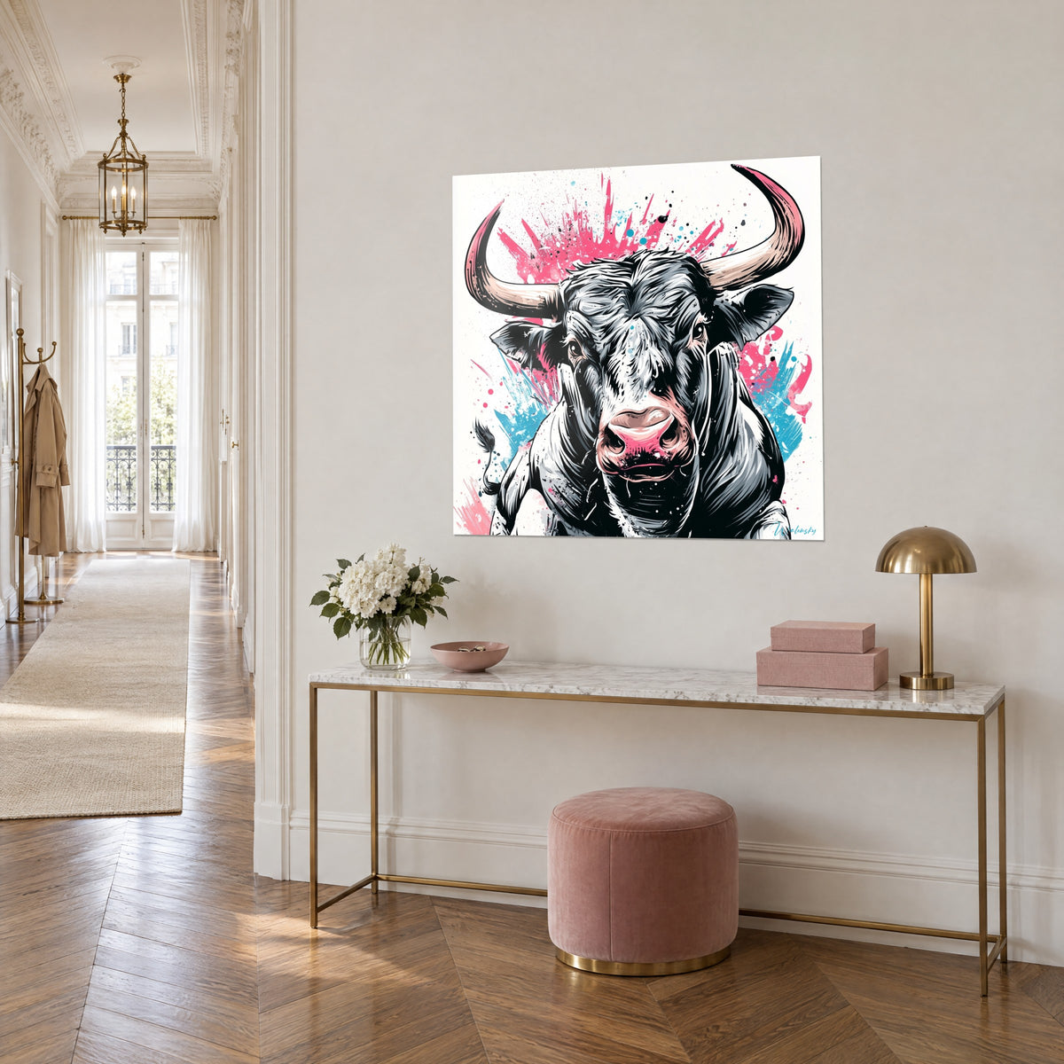 Cuadro bovino macizo con hocico rosa, cuernos marfil curvados, salpicaduras de pintura magenta y azul, vista de tres cuartos, consola dorada