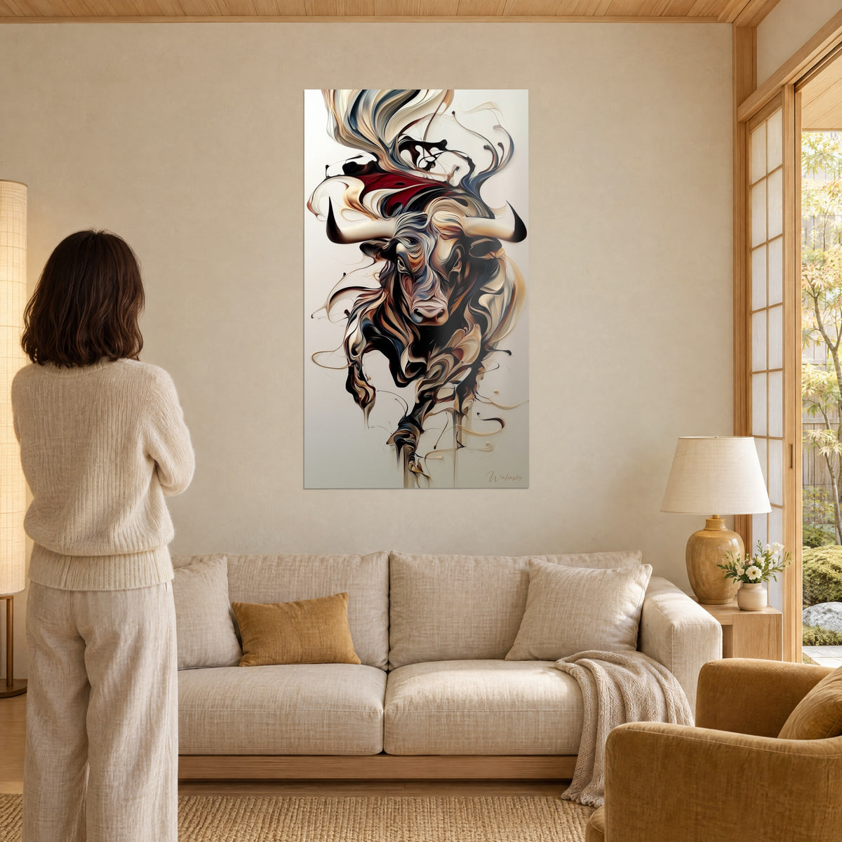 Quadro toro in carica con corna avorio e nere, volute antracite e bordeaux, sopra un divano in un soggiorno luminoso