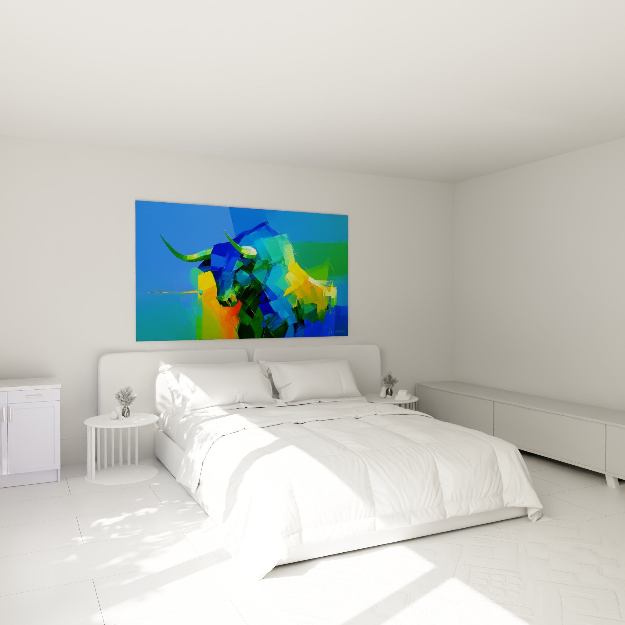 Cornes acérées d'un taureau bleu et vert au-dessus d'un lit dans une chambre claire