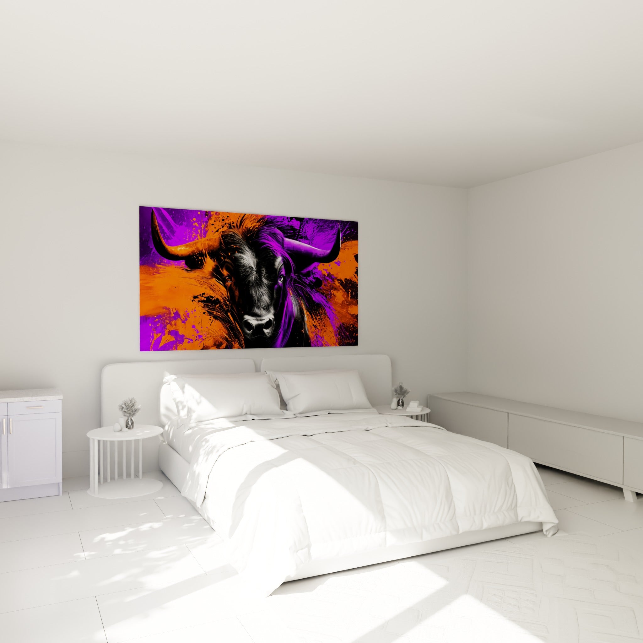 Bête puissante aux tons violet et orange placée au-dessus d'un lit dans une chambre claire