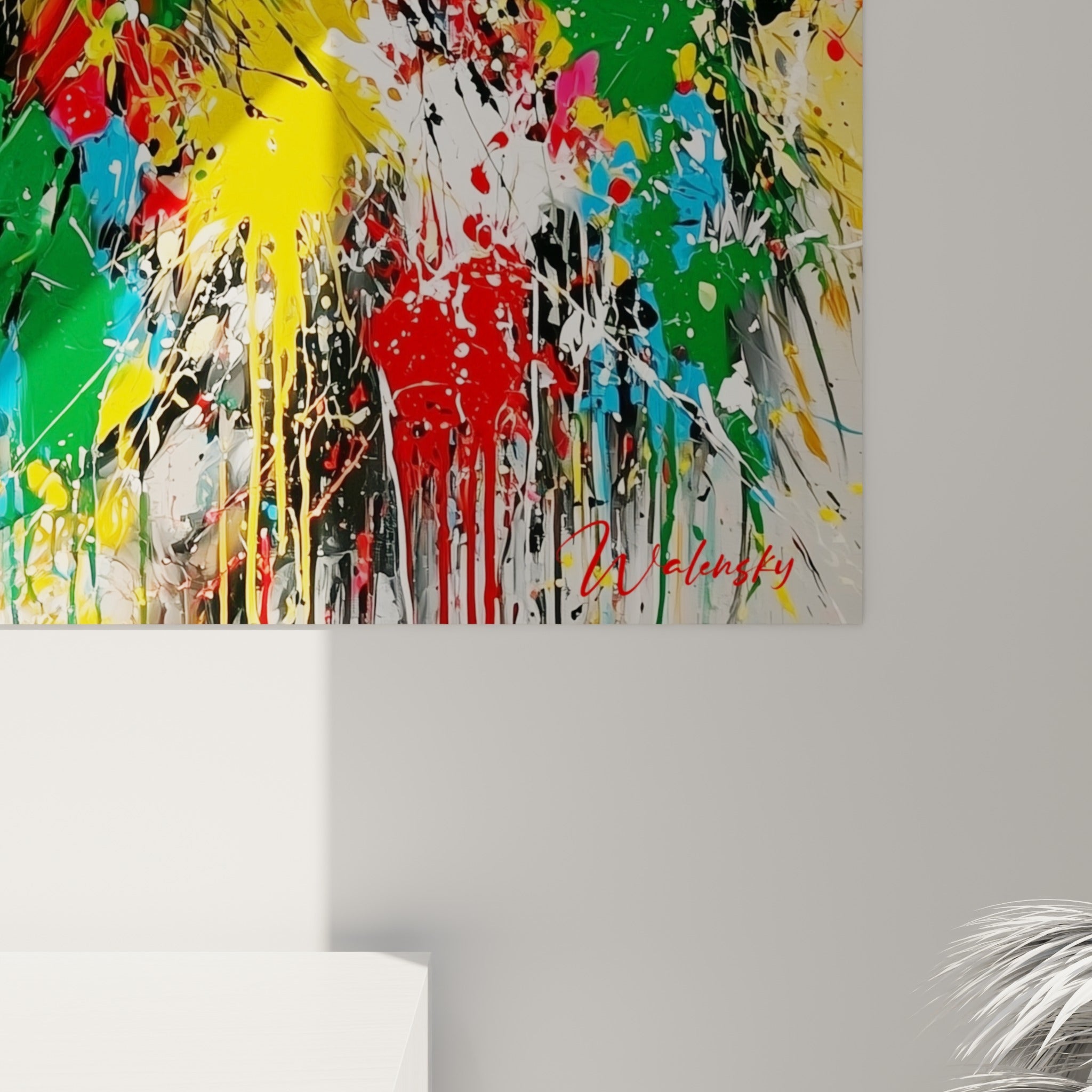 Coulures de peinture rouge, jaune et turquoise en gros plan sur le pelage noir et blanc du taureau