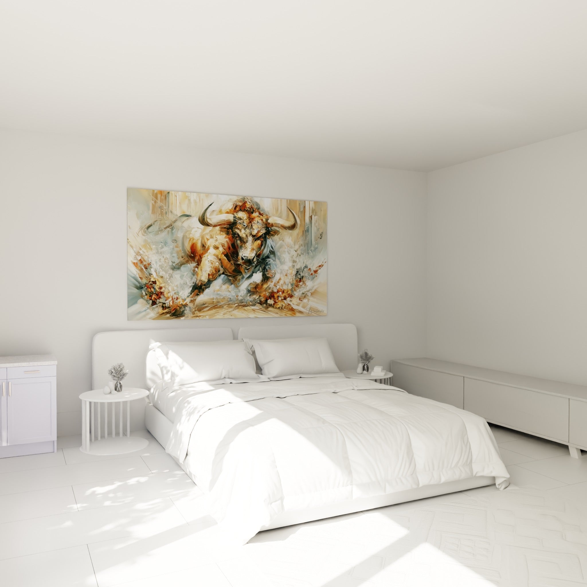 Taureau fauve et gris en pleine course, tête basse, accroché au-dessus d'un lit dans une chambre claire.