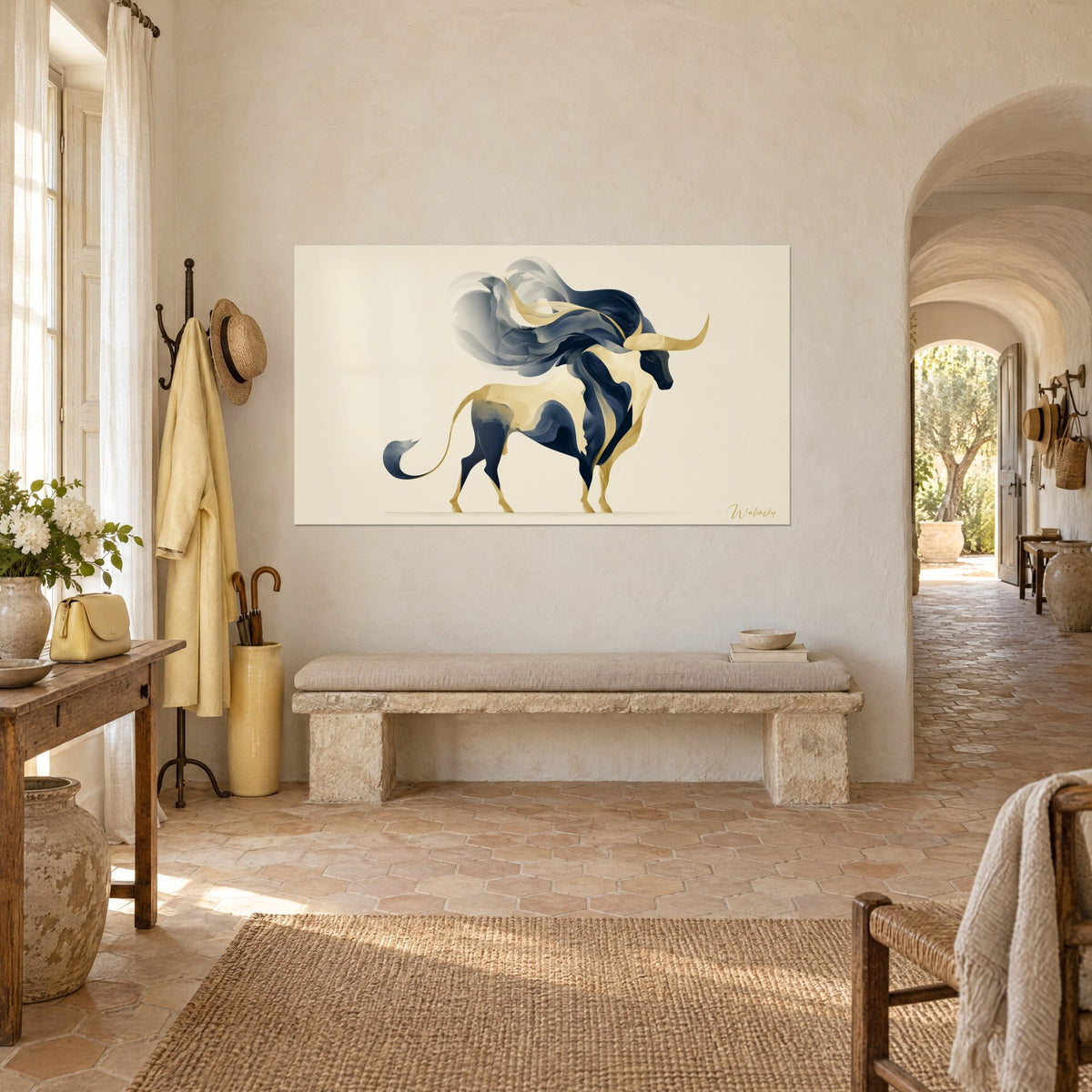 Quadro di una mucca dalle corna dorate a mezzaluna, abito blu notte e crema, muro imbiancato di un corridoio a volta, casolare provenzale