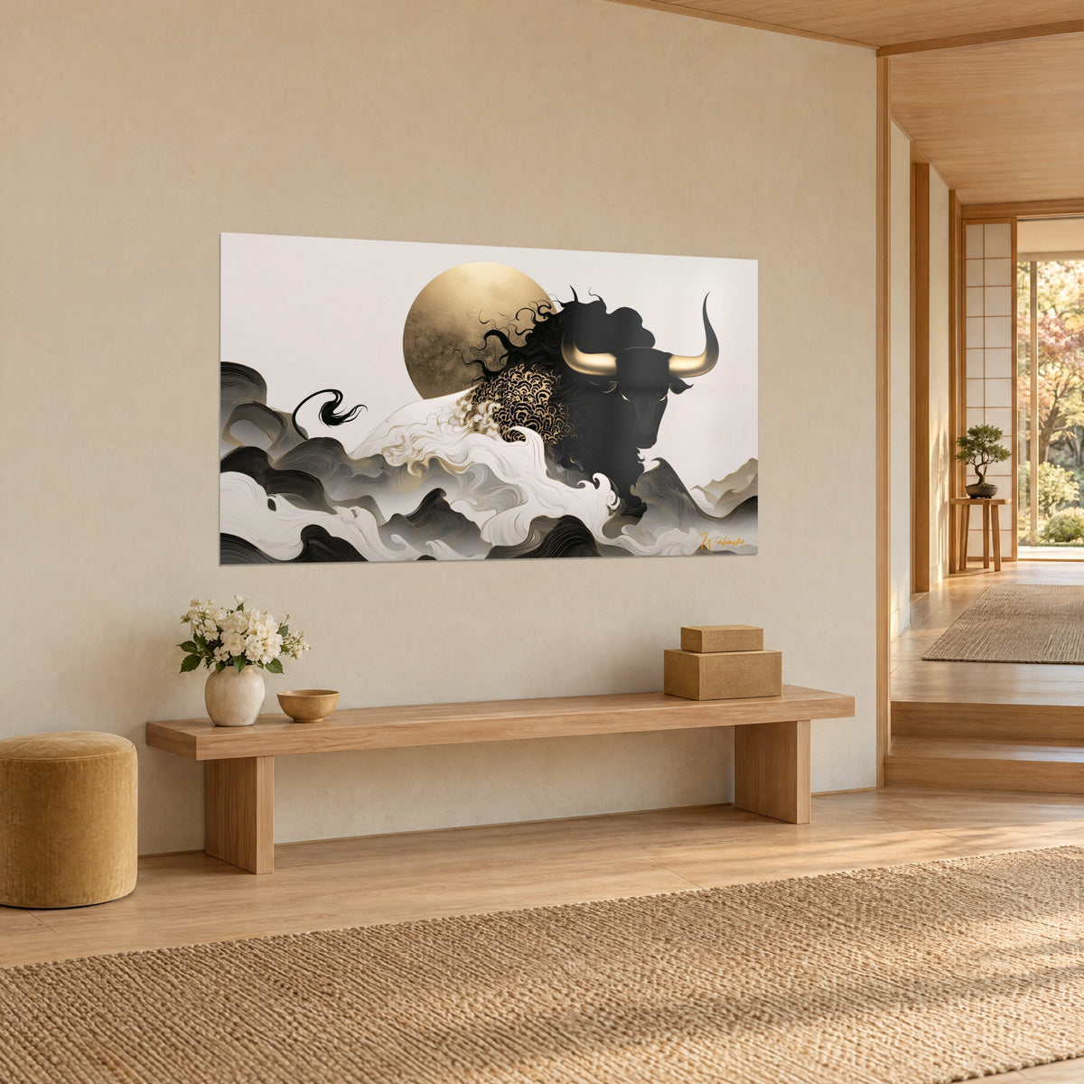 Schilderij zwarte inkt stier met krullende manen, gouden schijf en grijze golven op ivoorkleurige achtergrond, driekwart zicht in een japandi gang