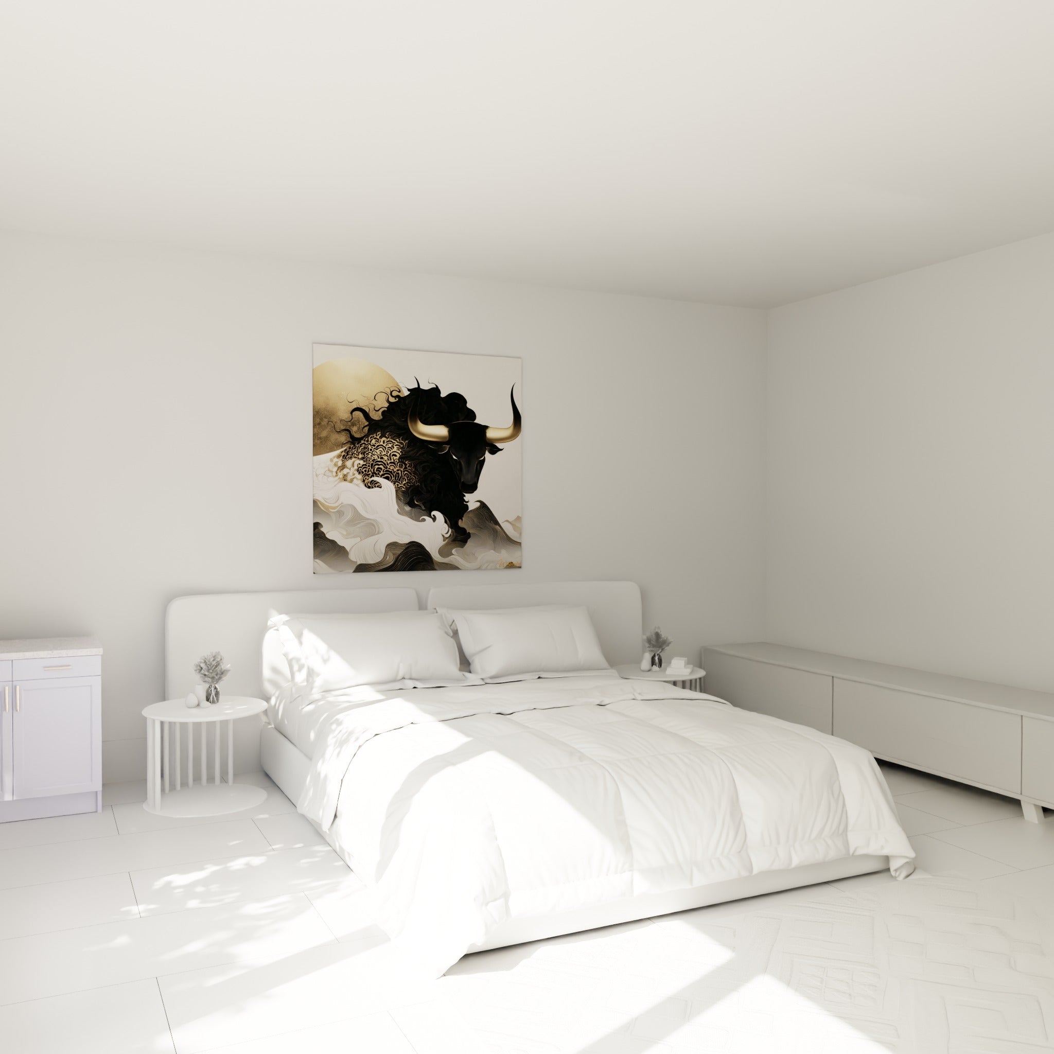 Cornes dorées et crinière noire du Taureau sculptée en volutes, au-dessus d'un lit dans une chambre claire