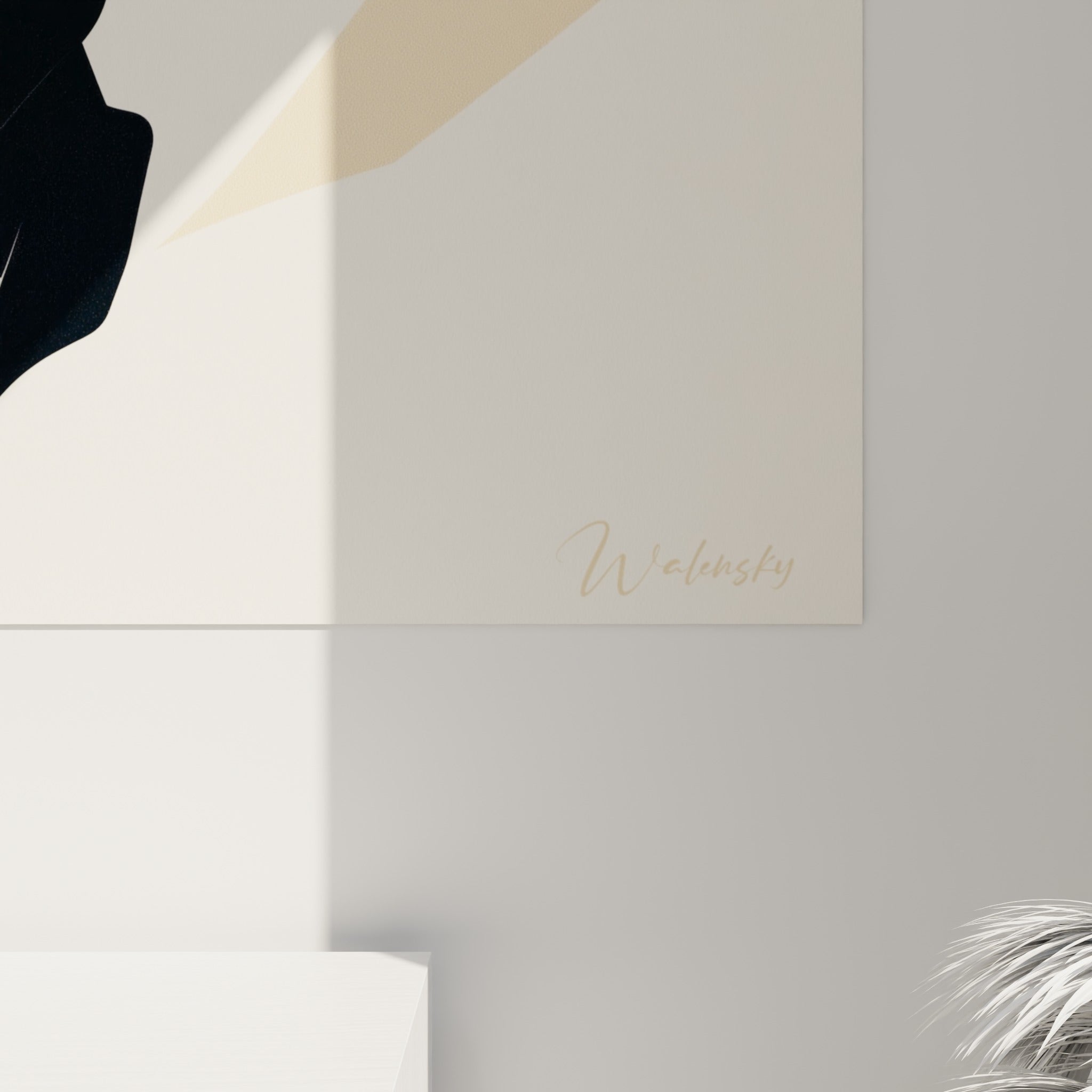 Détail des aplats noirs mats du taureau contrastant avec la texture beige sable en gros plan