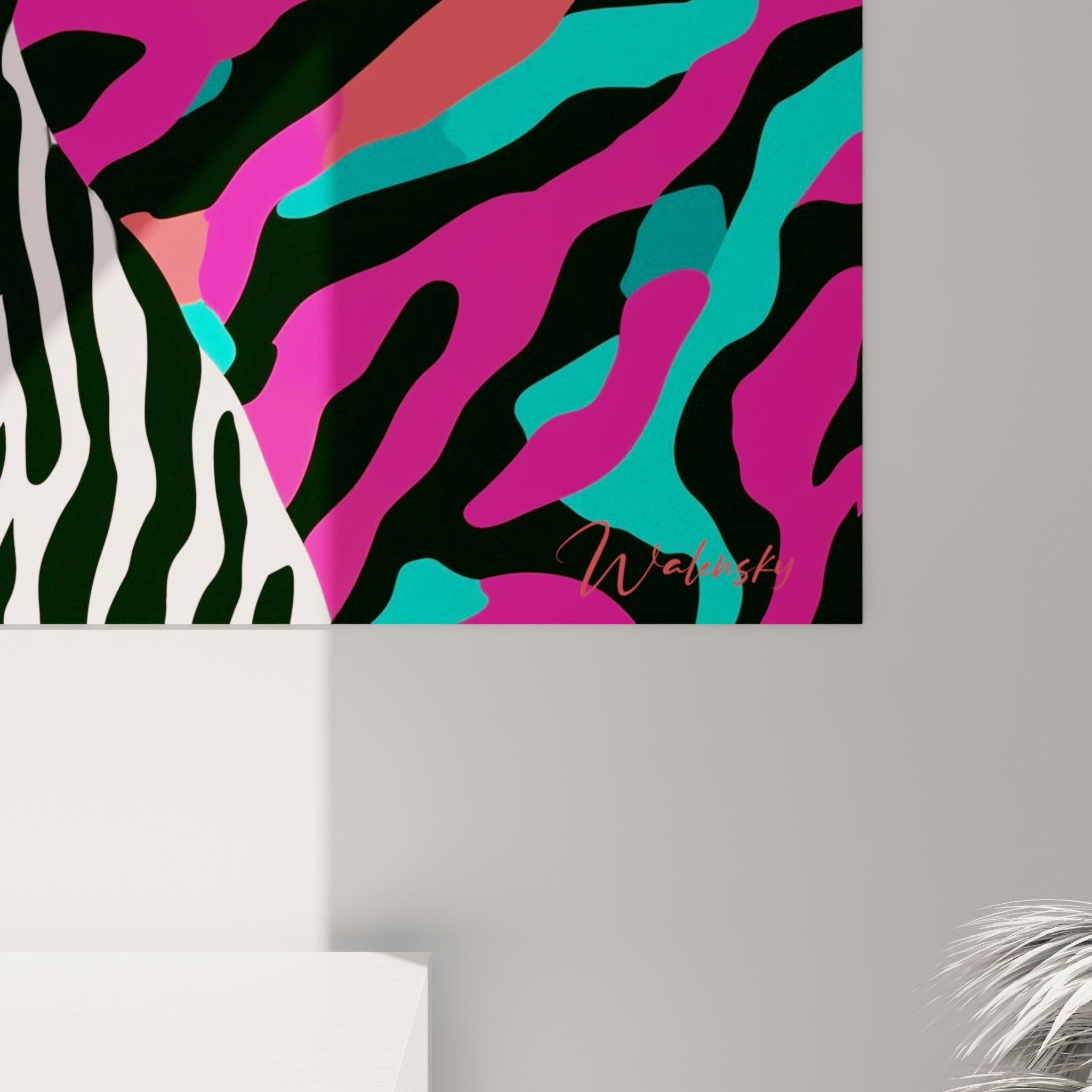 Détail des rayures noires et blanches du taureau où le fuchsia et le turquoise se rejoignent en aplats francs