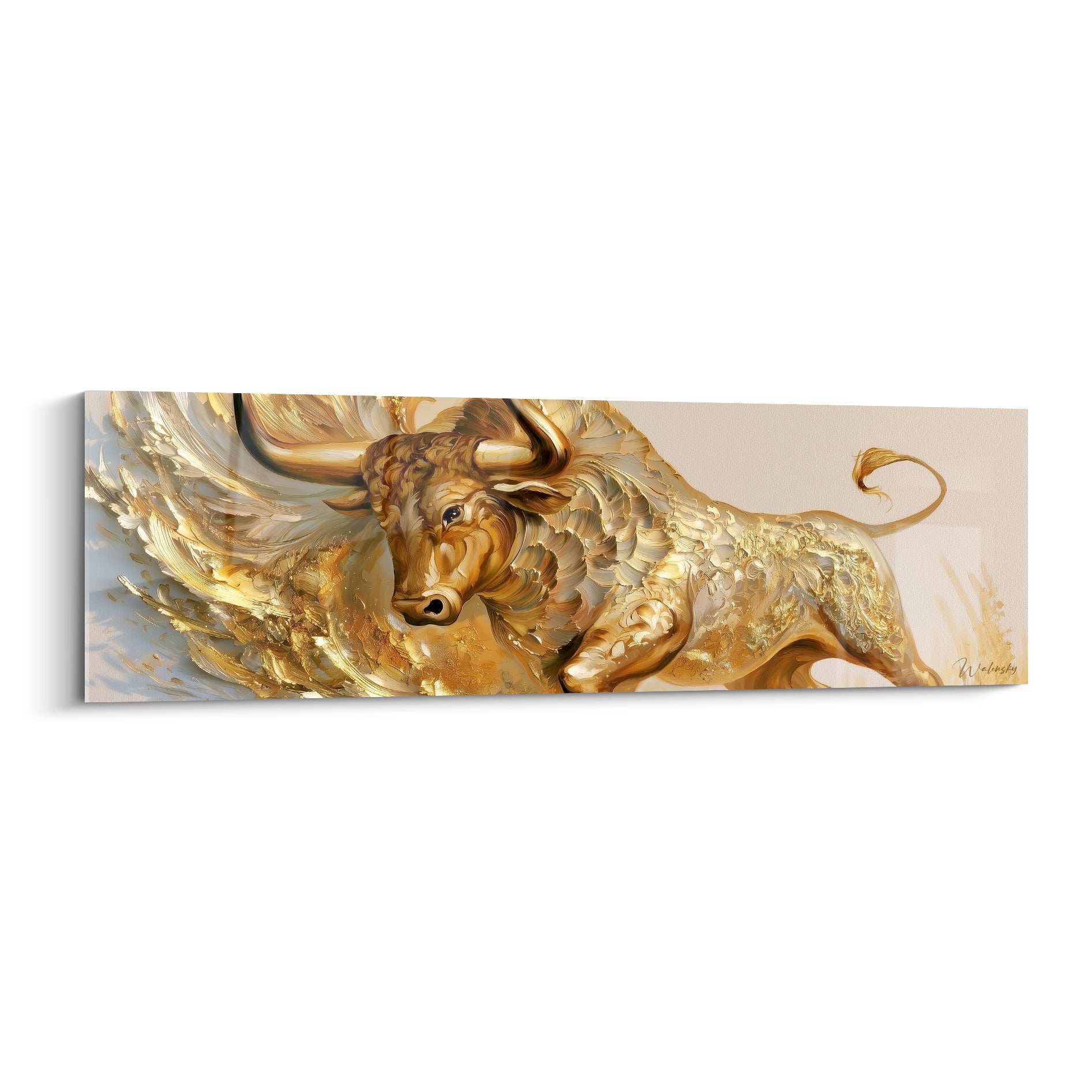 Taureau doré aux ailes sculptées, cornes acérées, sur fond beige rosé épuré