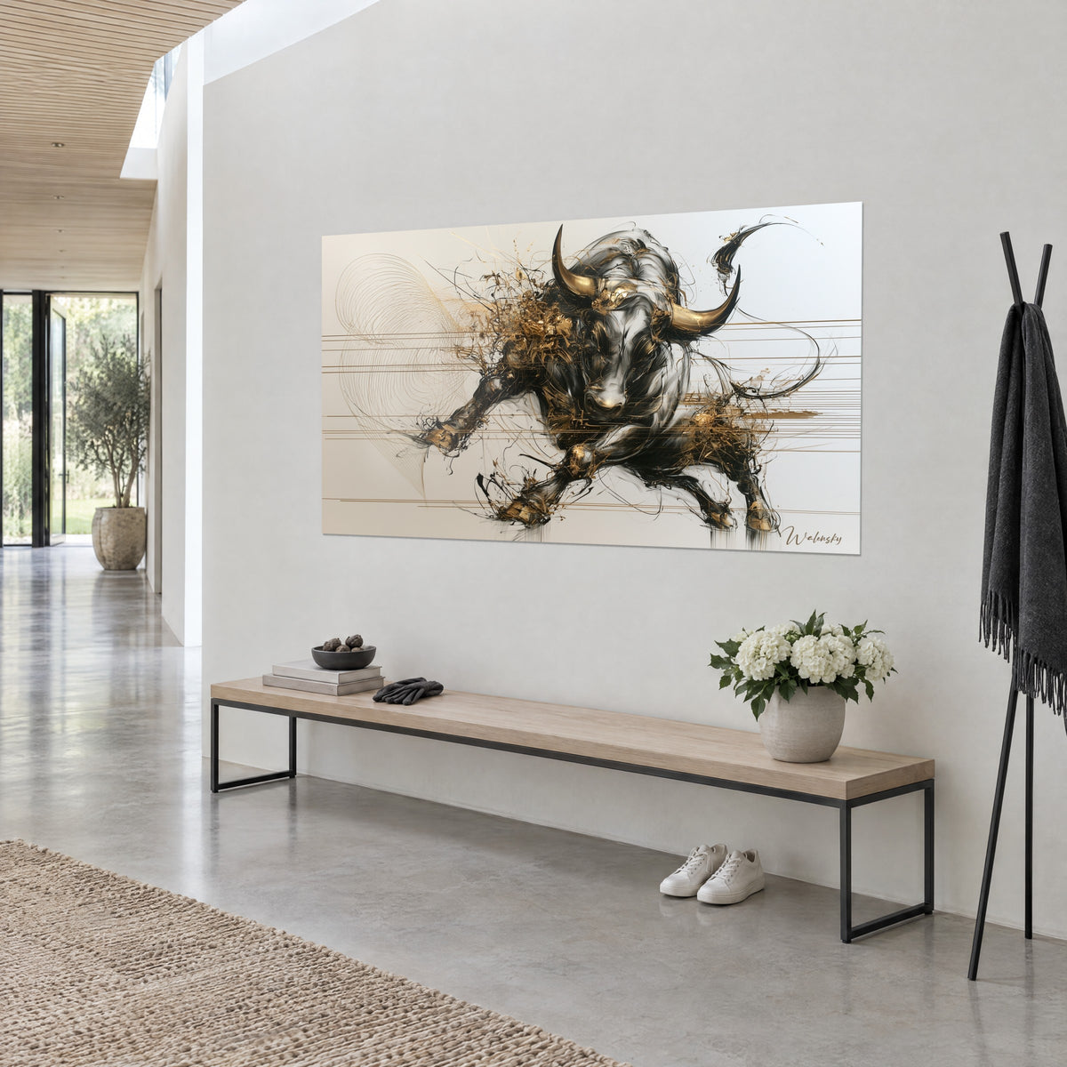 Quadro di un toro furioso in inchiostro nero e tocchi d'oro, sfondo avorio striato di linee, sulla parete bianca di un corridoio chiaro