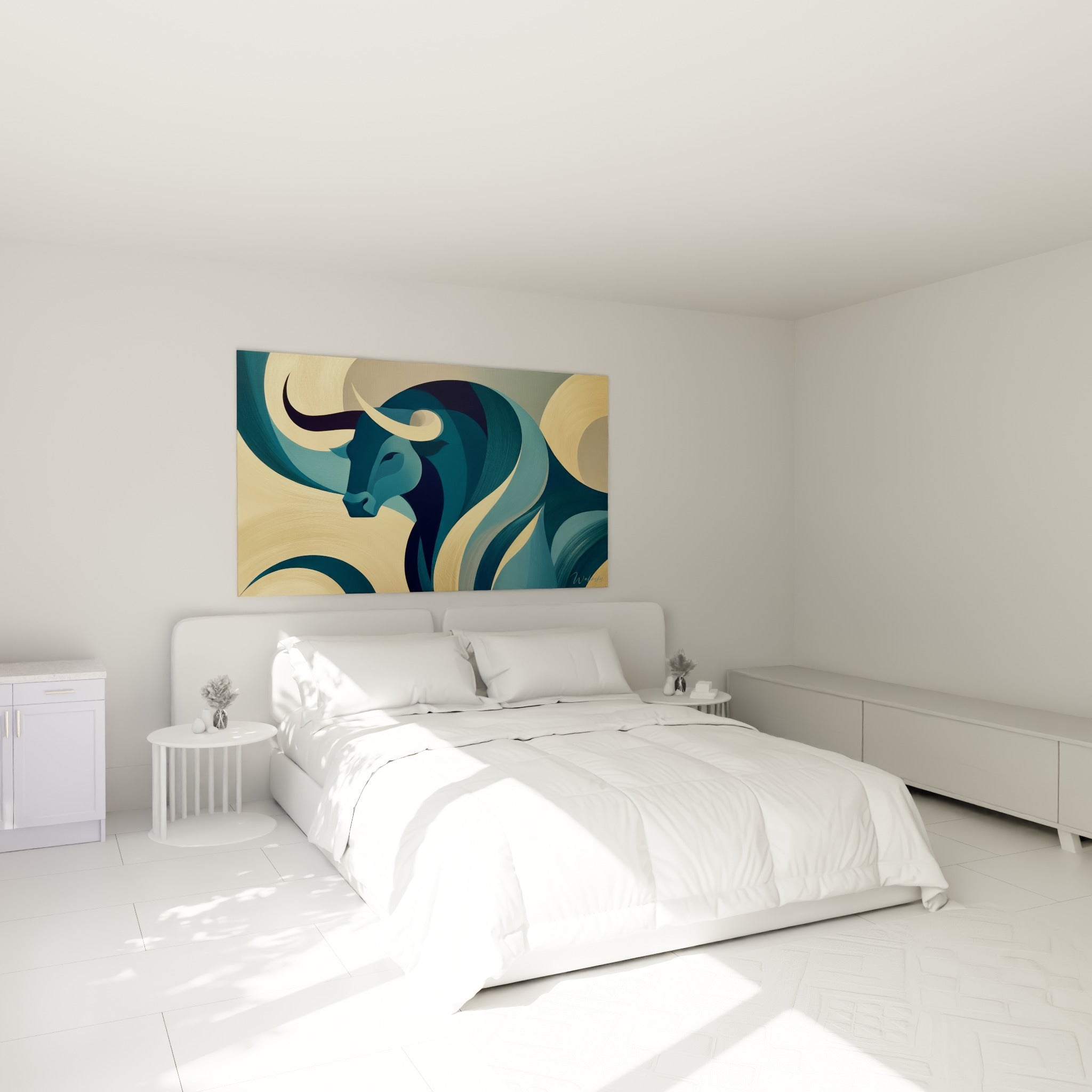 Cornes dorées et tête bleu marine du taureau accrochées au-dessus d'un lit dans une chambre claire